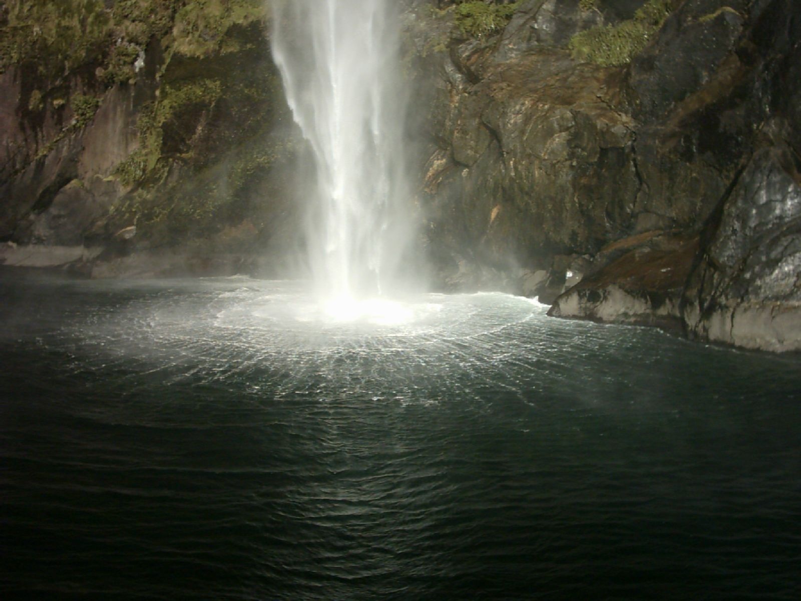 File:Waterfall Circle In Milford Sound.jpg - Wikimedia Commons