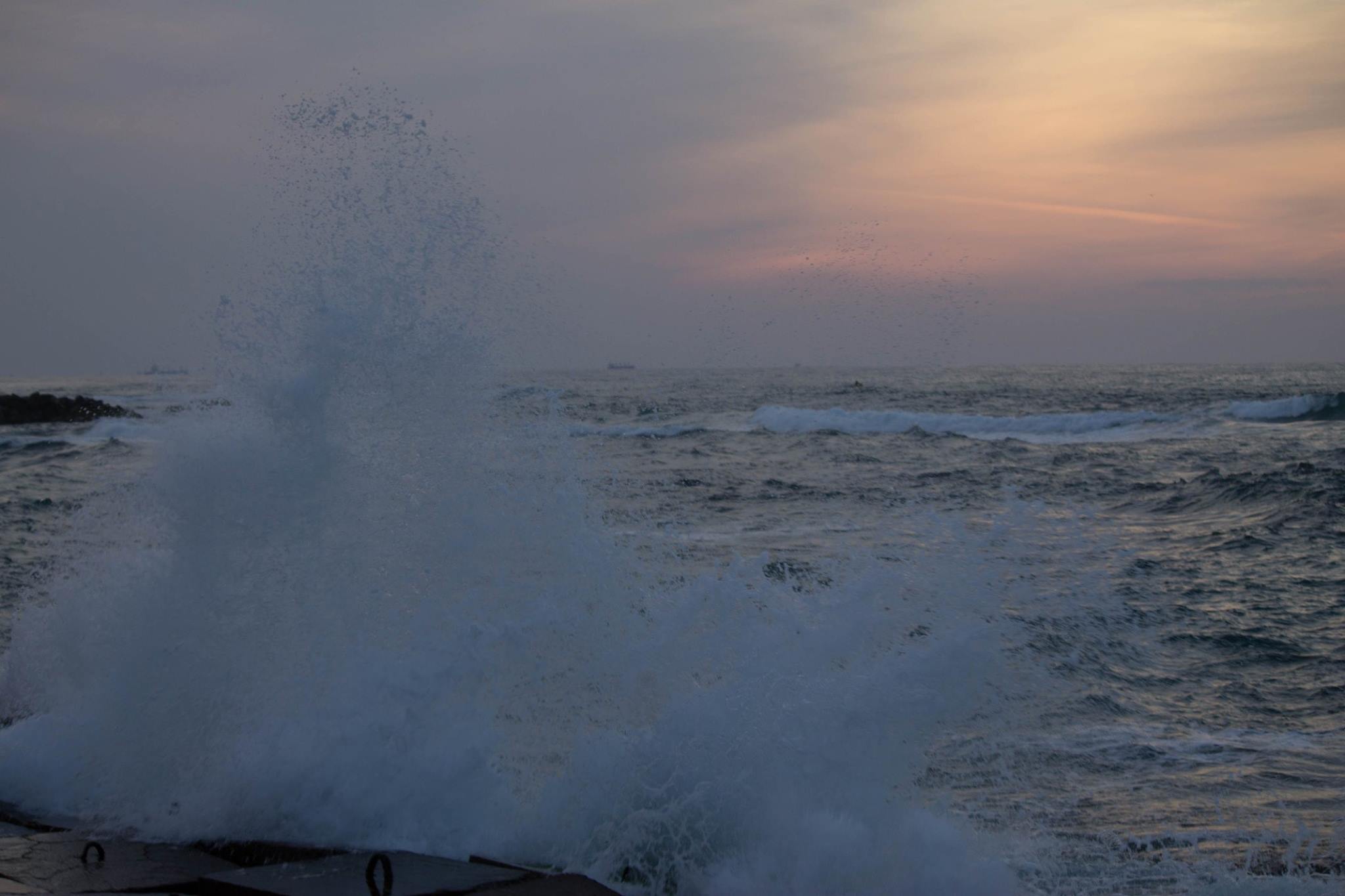 Splashing waves photo