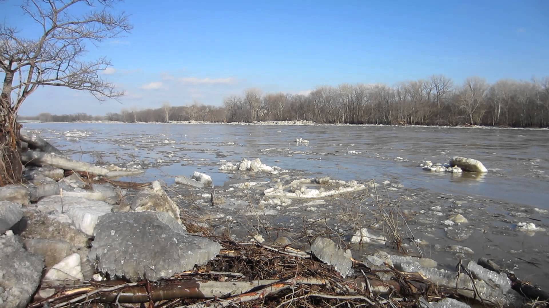 Maumee River Spring Ice Breakup 2015 - YouTube
