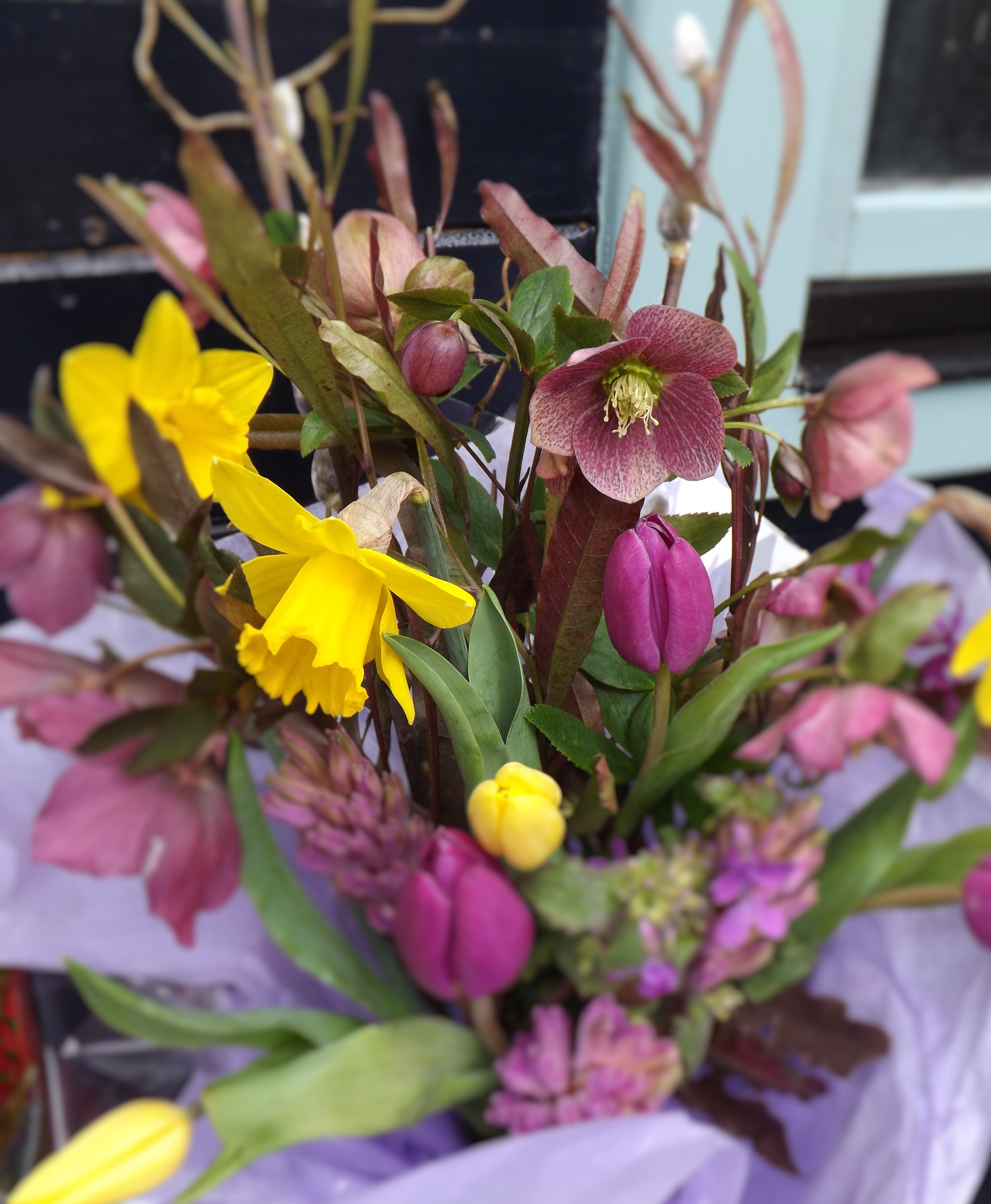 Flowers for Easter - bouquets and arrangements. Seasonal spring ...