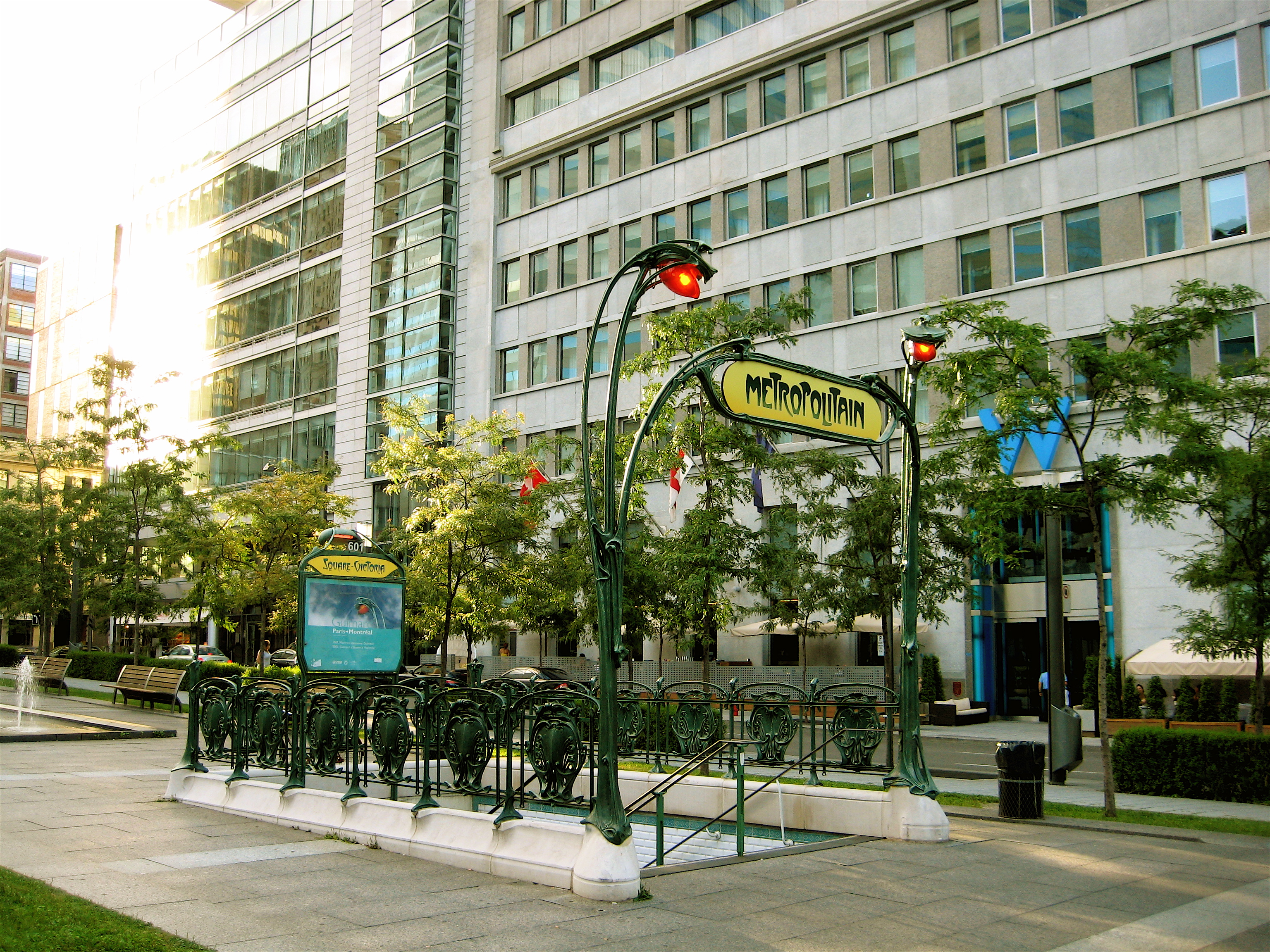 File:Square Victoria Metro Entrance.jpg - Wikimedia Commons