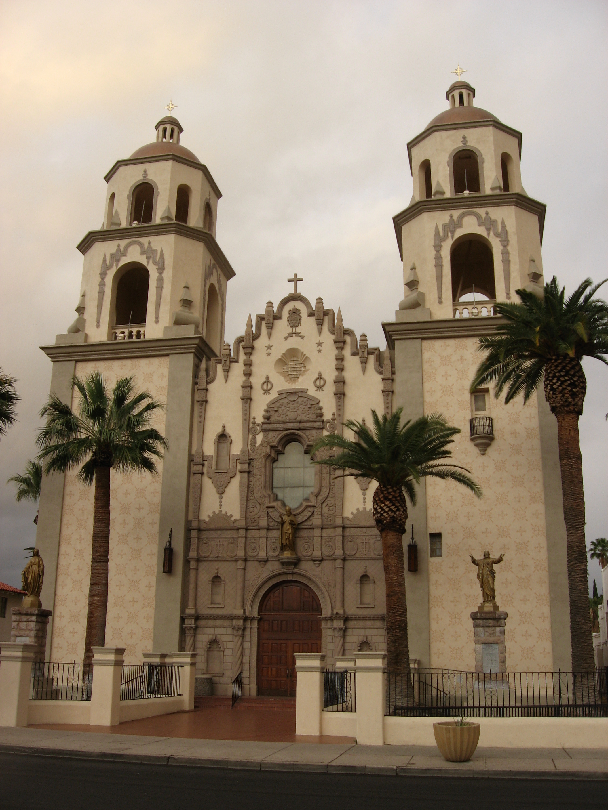 File:St. Augustine Cathedral, Tucson, Arizona (2).jpg - Wikimedia ...