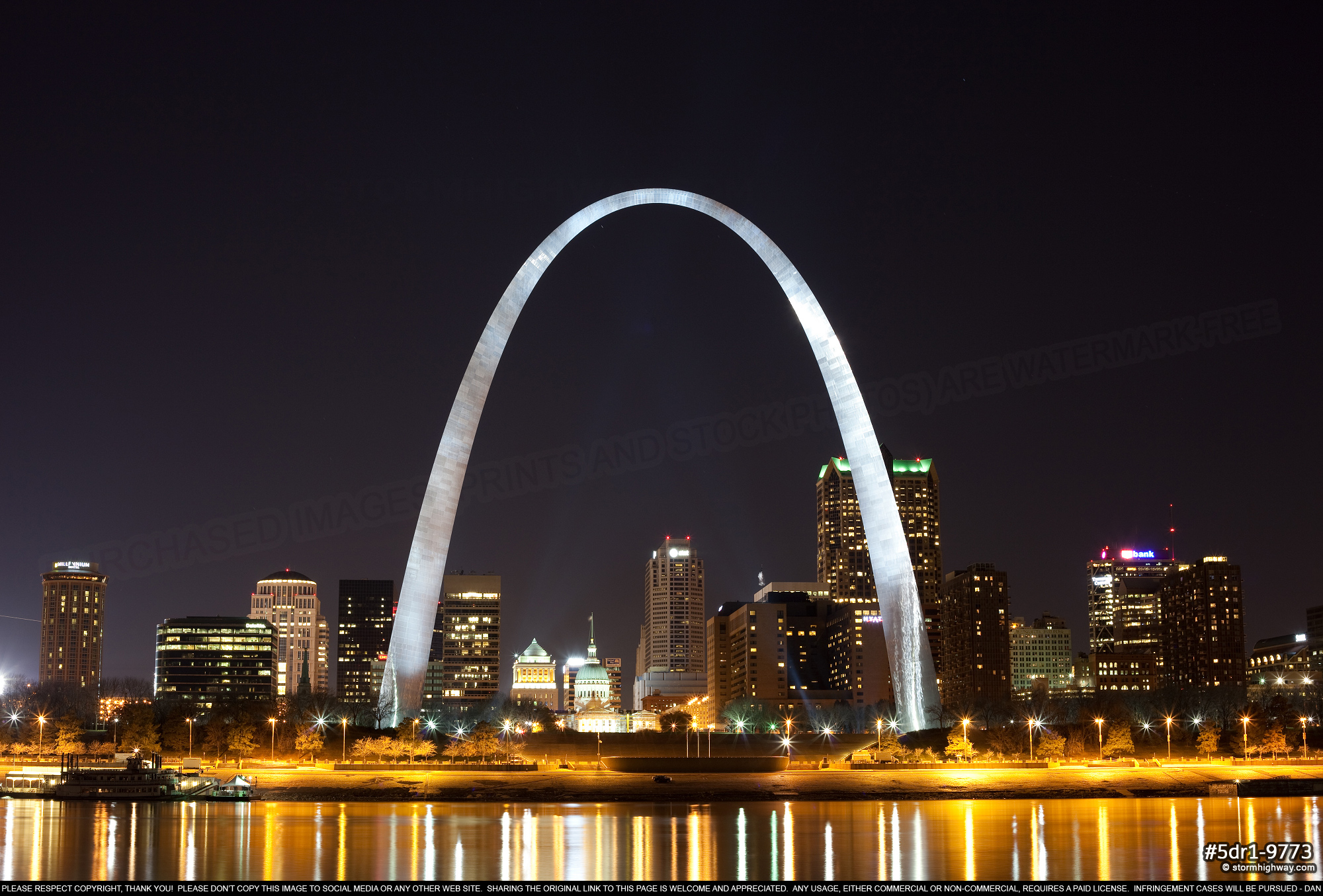 Riverfront night lights with the Gateway Arch in St. Louis :: St ...