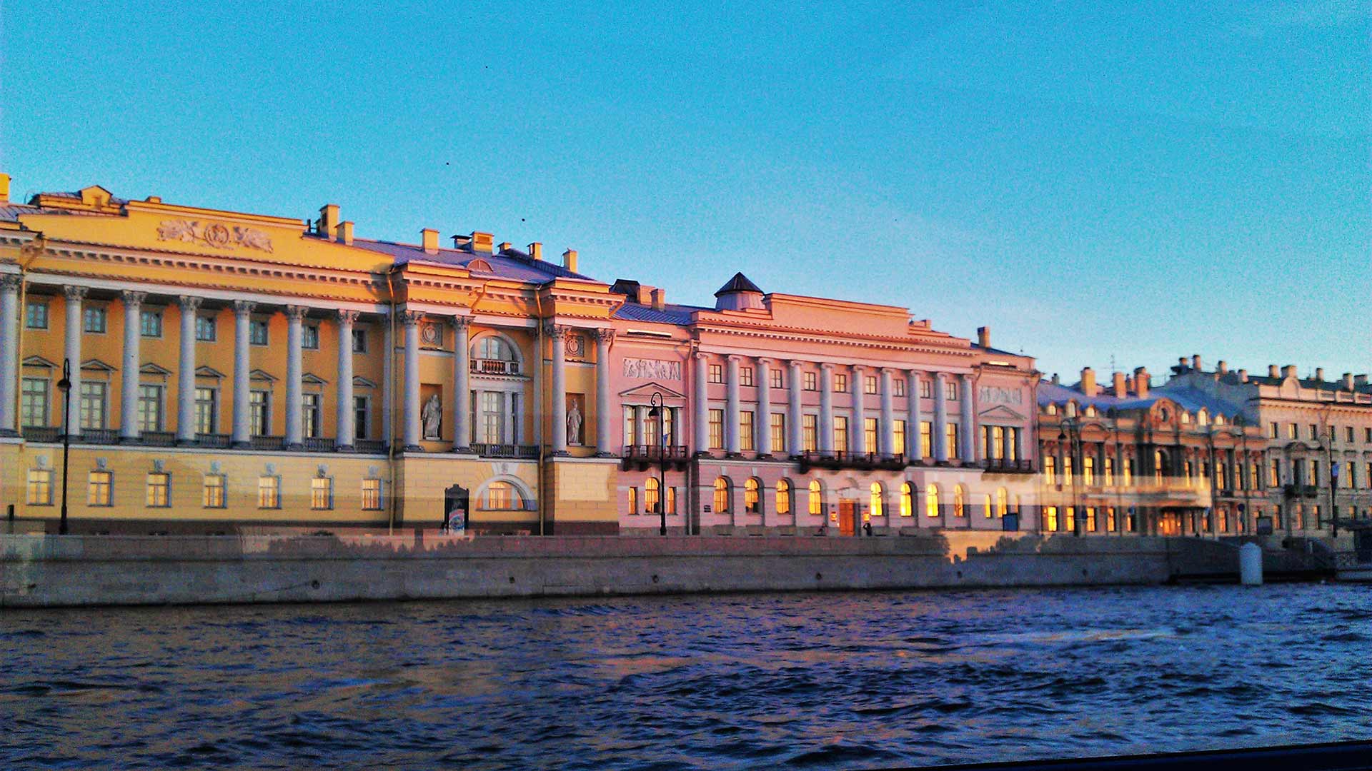 Drawbridge Night Boat Tours on Neva river in St. Petersburg, Russia ...