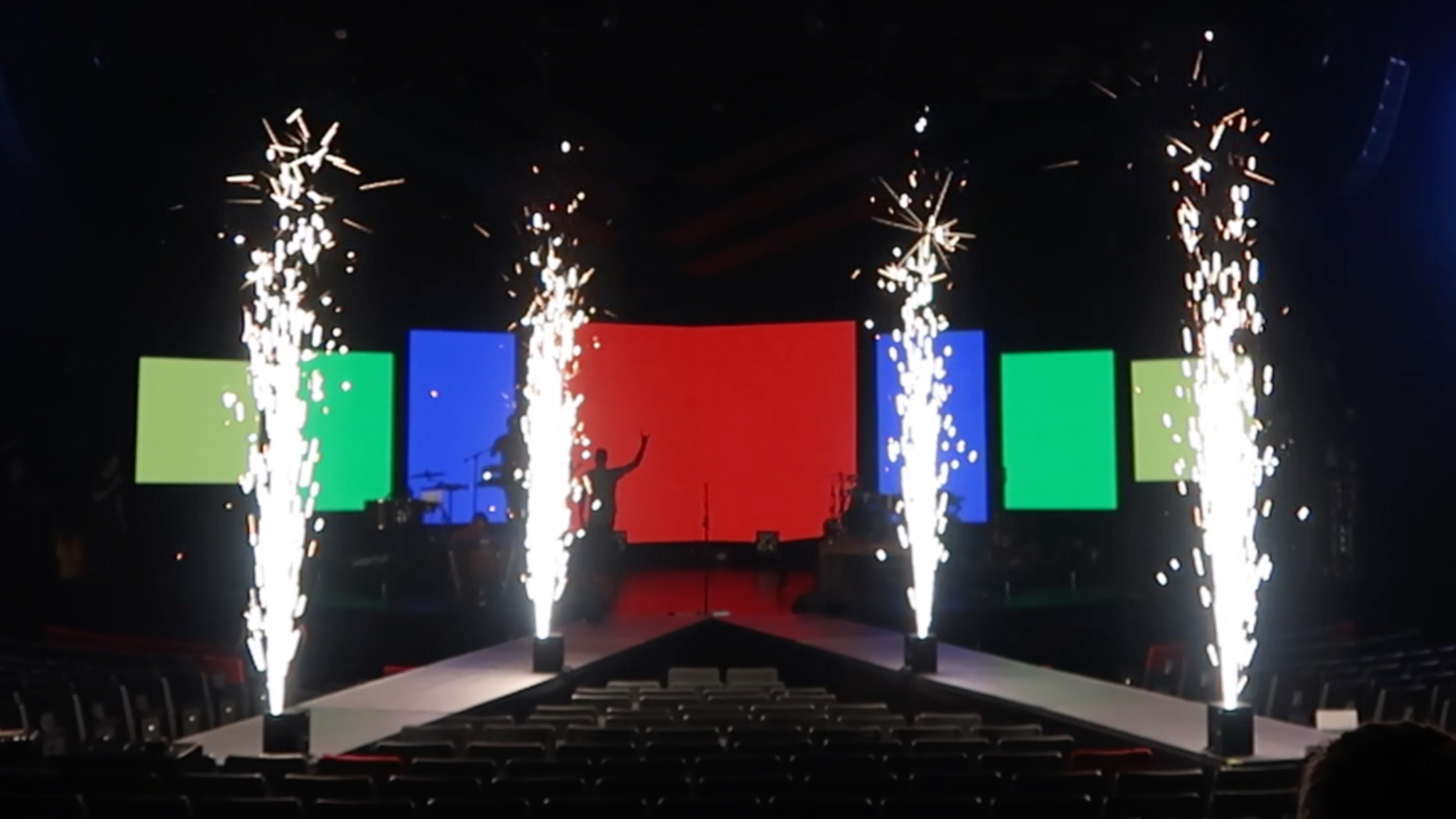 Dazzling Stage Special Effects From Non-Pyro White Fountains ...