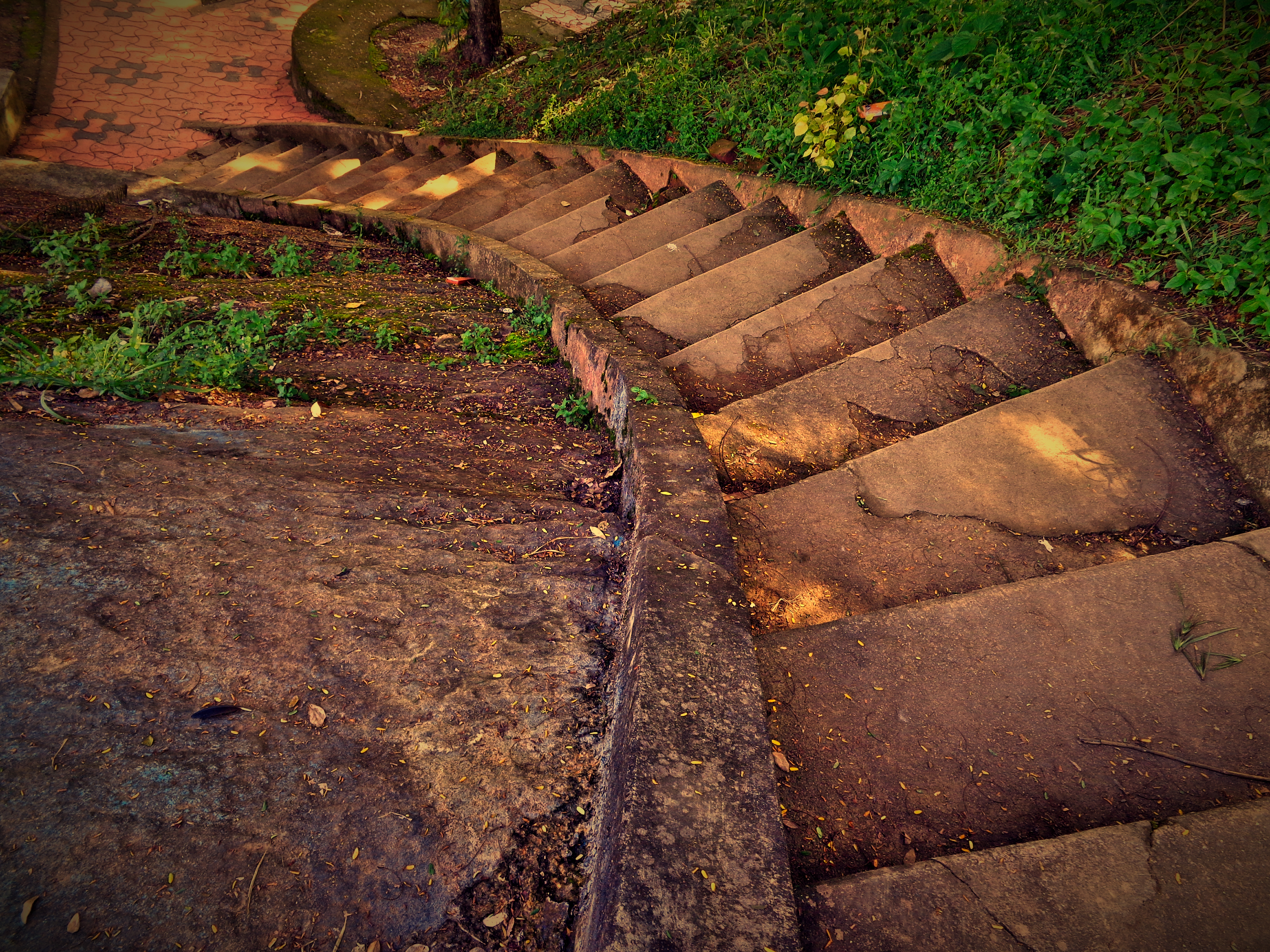 Сходи сейчас. Каменные ступеньки. Каменная лестница. Старые каменные ступеньки. Земляные ступеньки.