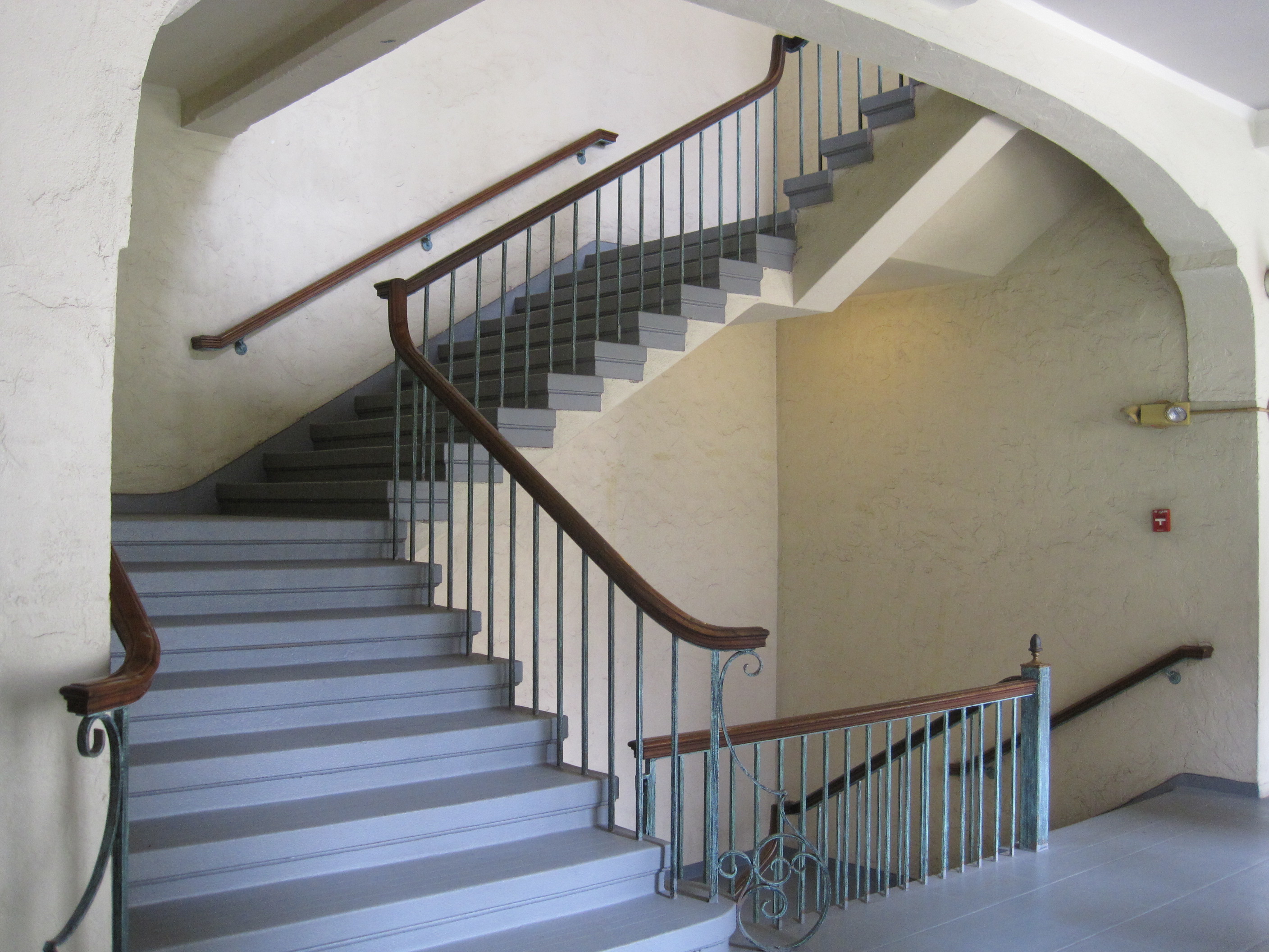 File:Honolulu-LaniakeaYWCA-stairwell.JPG - Wikimedia Commons
