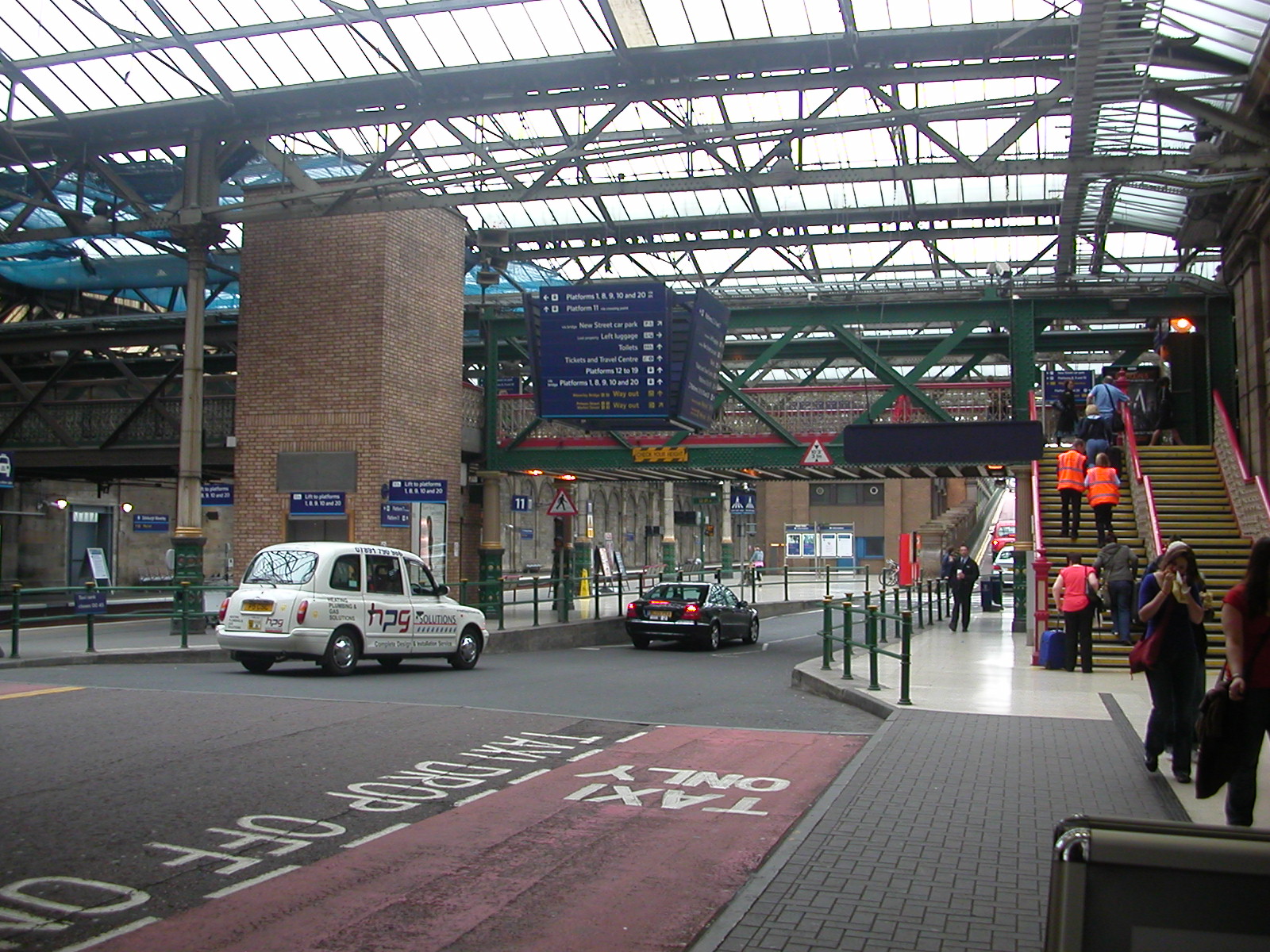 File:Edinburgh Waverley Railway Station 05.JPG - Wikimedia Commons
