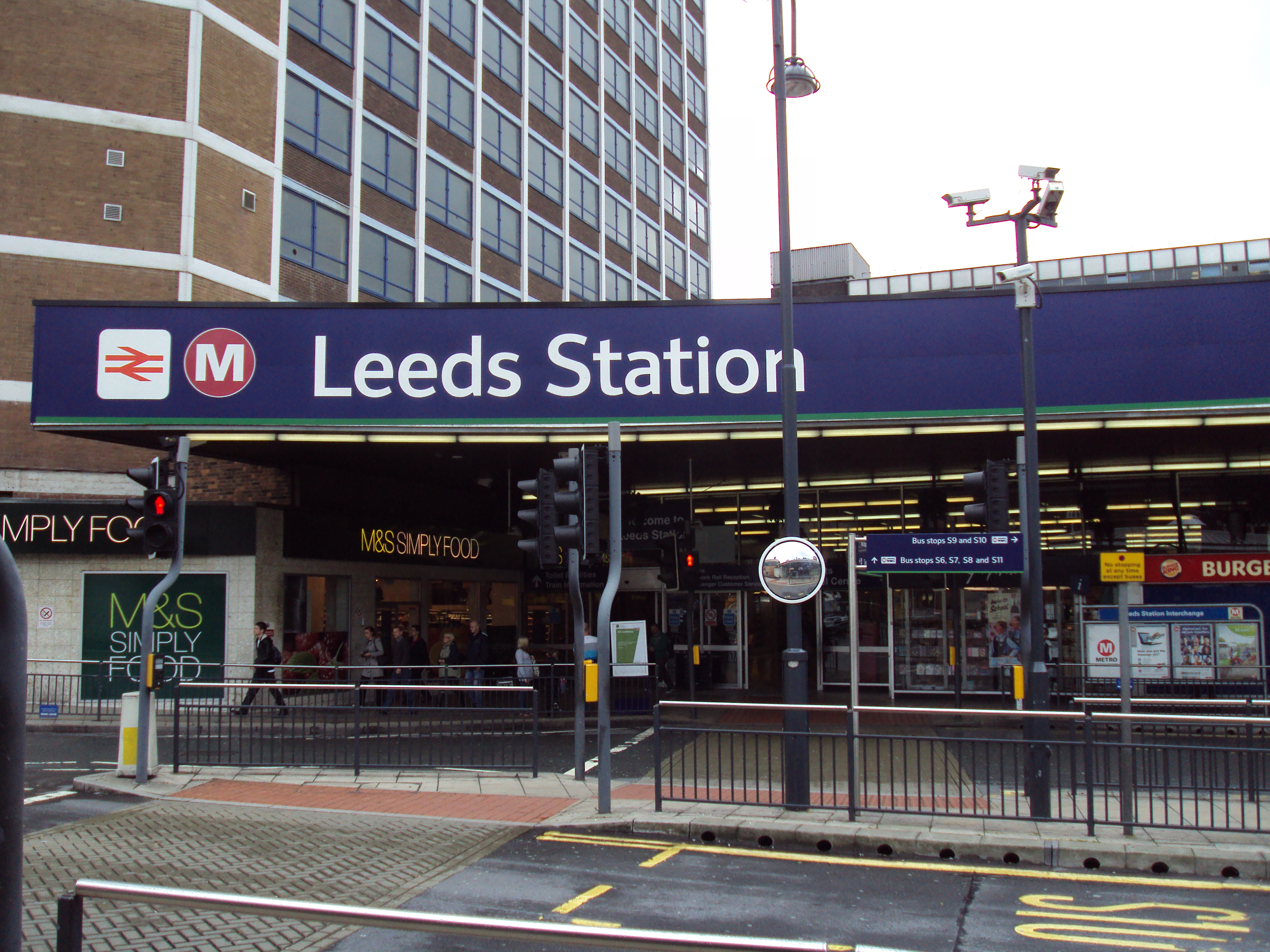 File:Leeds railway station frontage - DSC07511.JPG - Wikimedia Commons