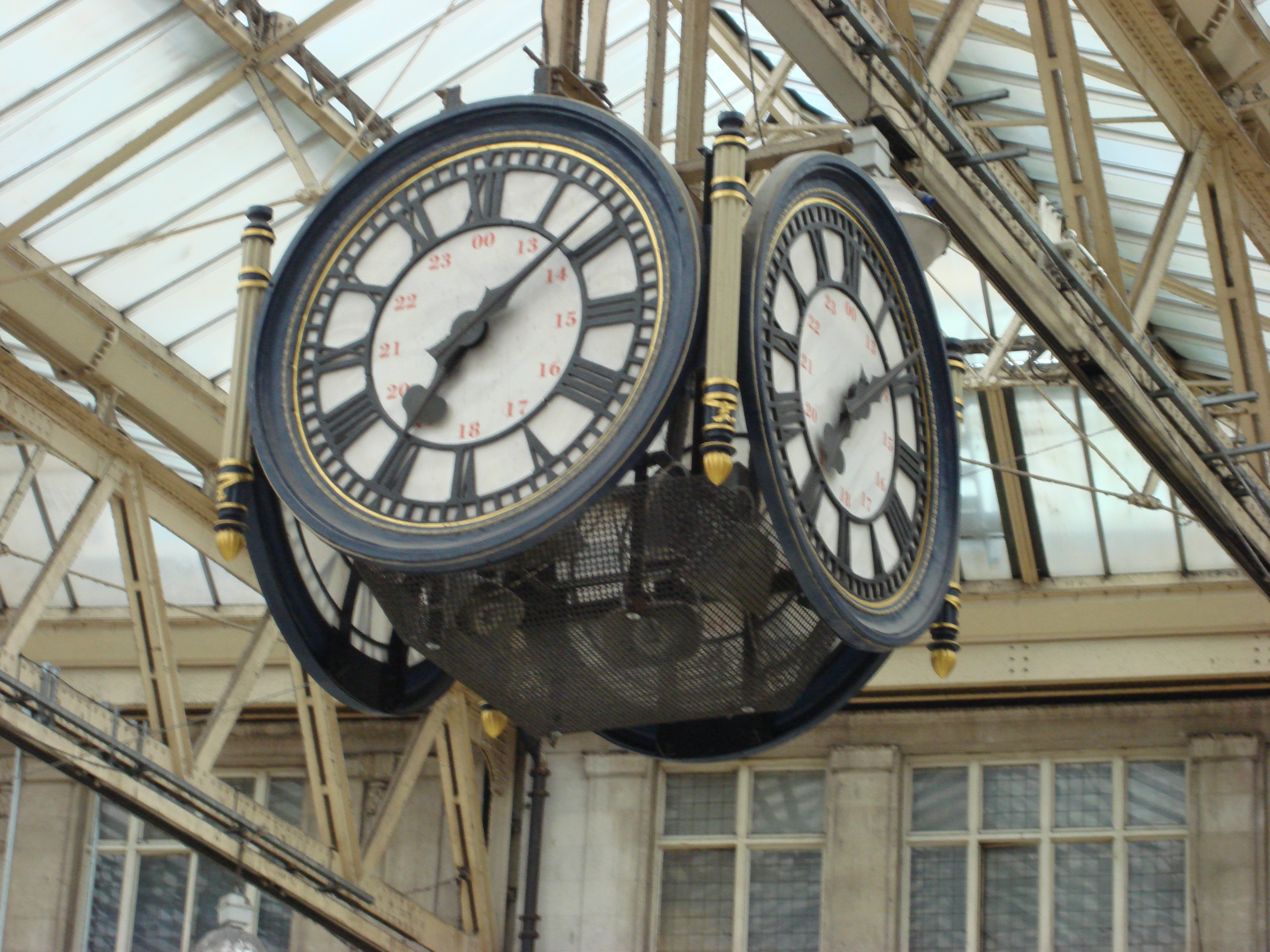 File:Waterloo Station clock.jpg - Wikimedia Commons