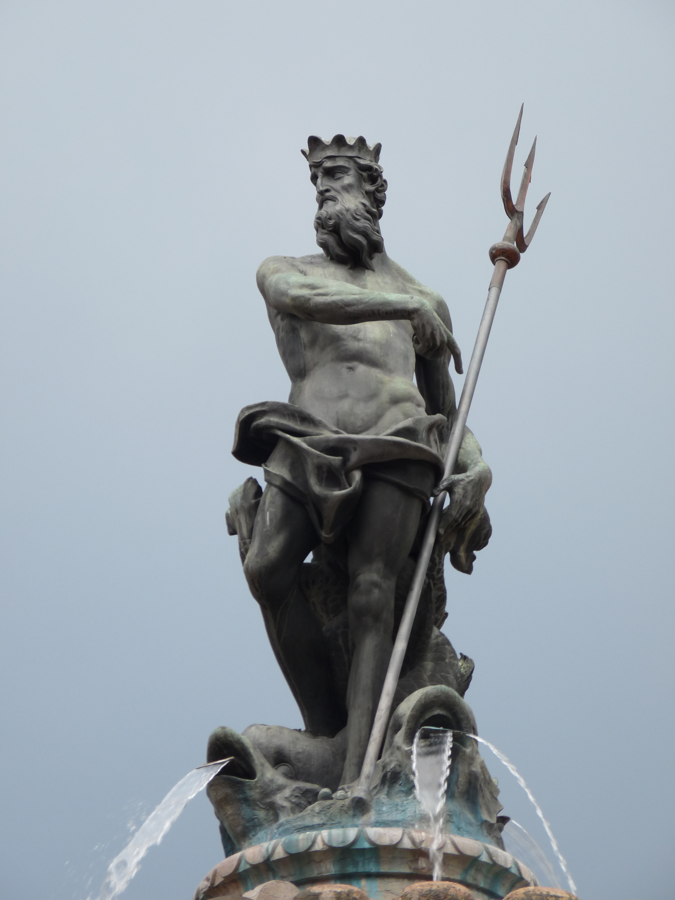 File:Trento-statue on top of the fountain of Neptune-side.jpg ...