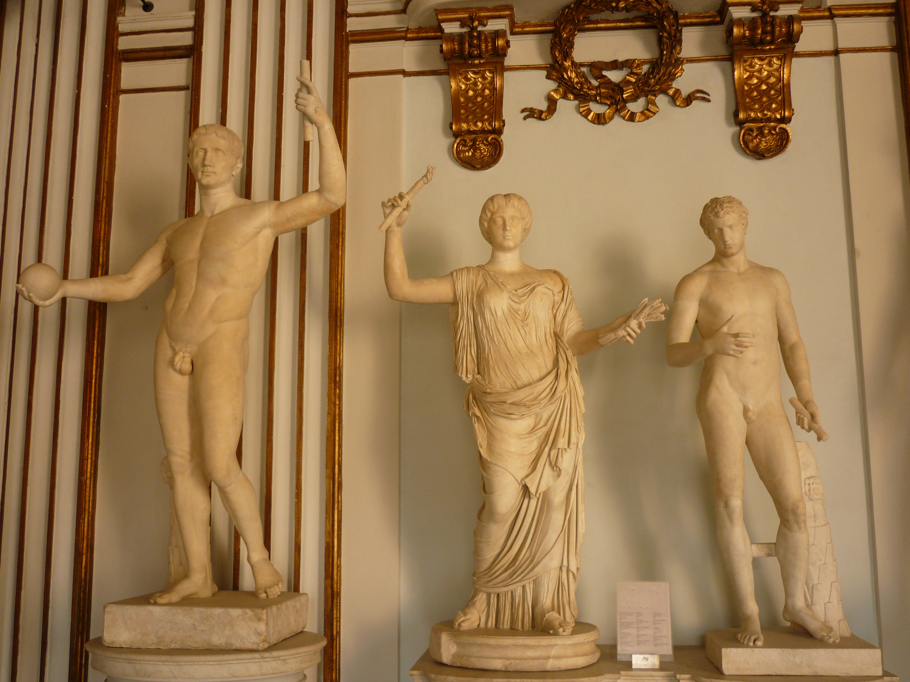 File:Roman statues Capitole Rome.JPG - Wikimedia Commons