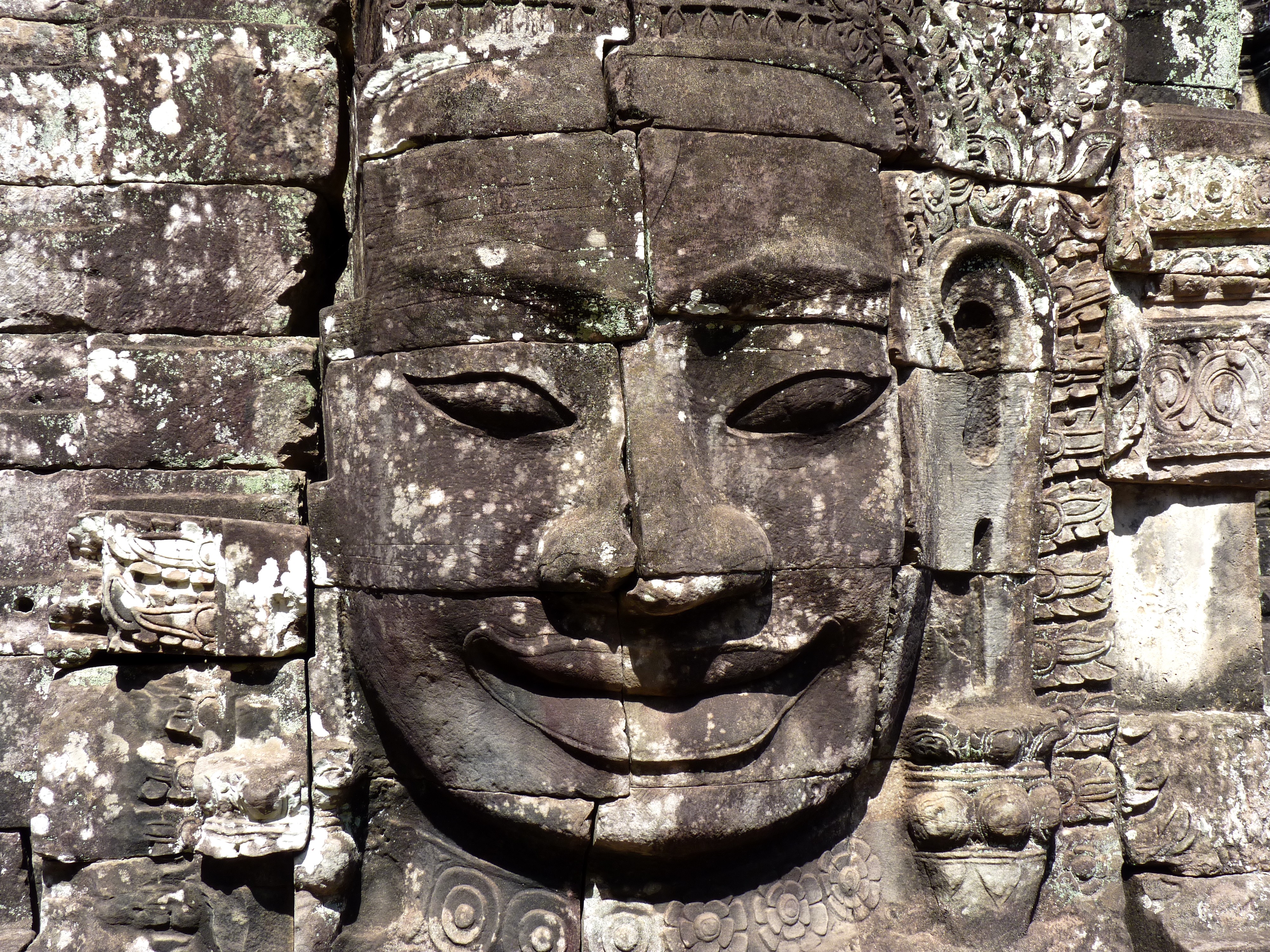 File:Stone face in Bayon, Angkor (7).JPG - Wikimedia Commons