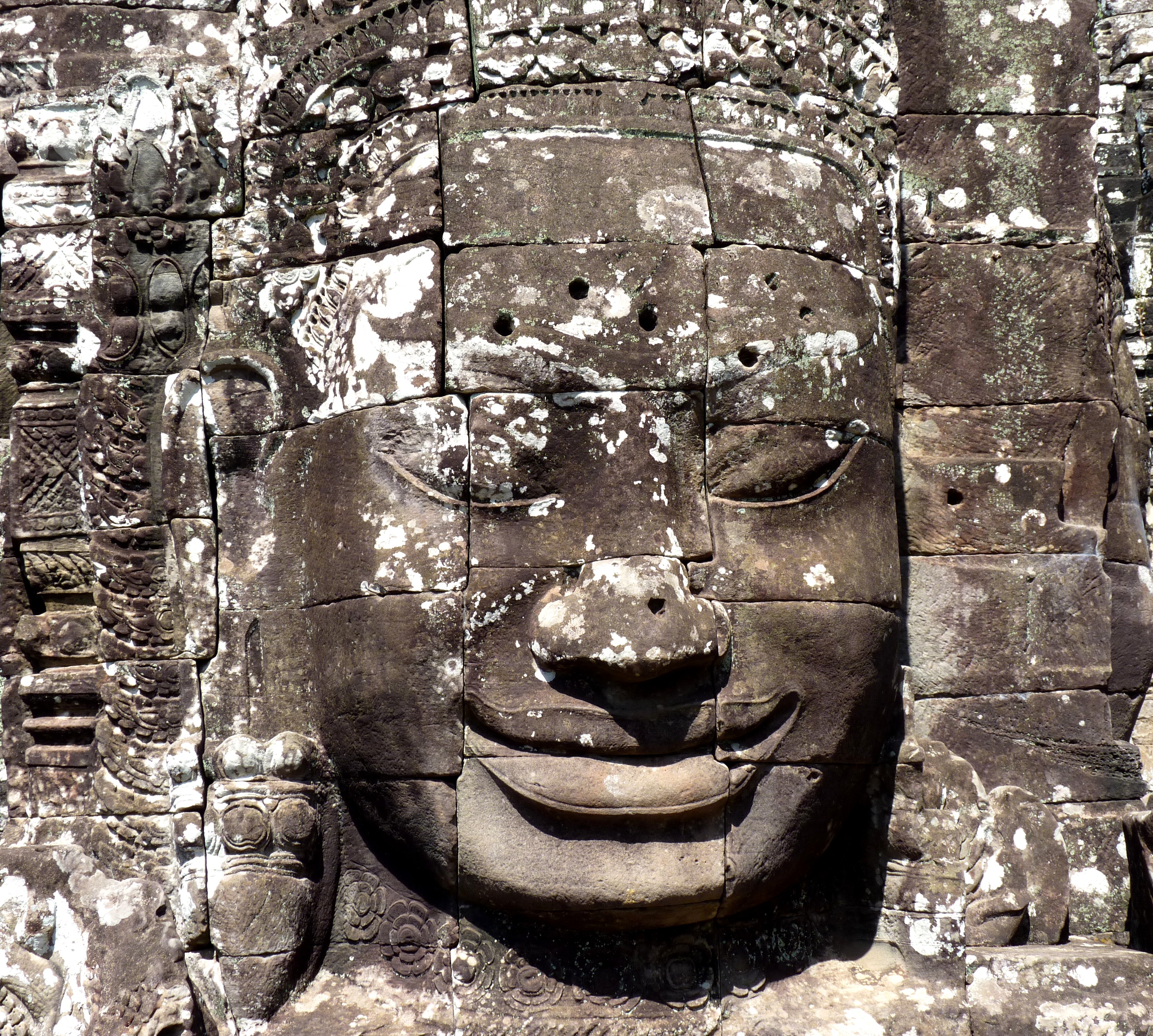 File:Stone face in Bayon, Angkor (2).JPG - Wikimedia Commons
