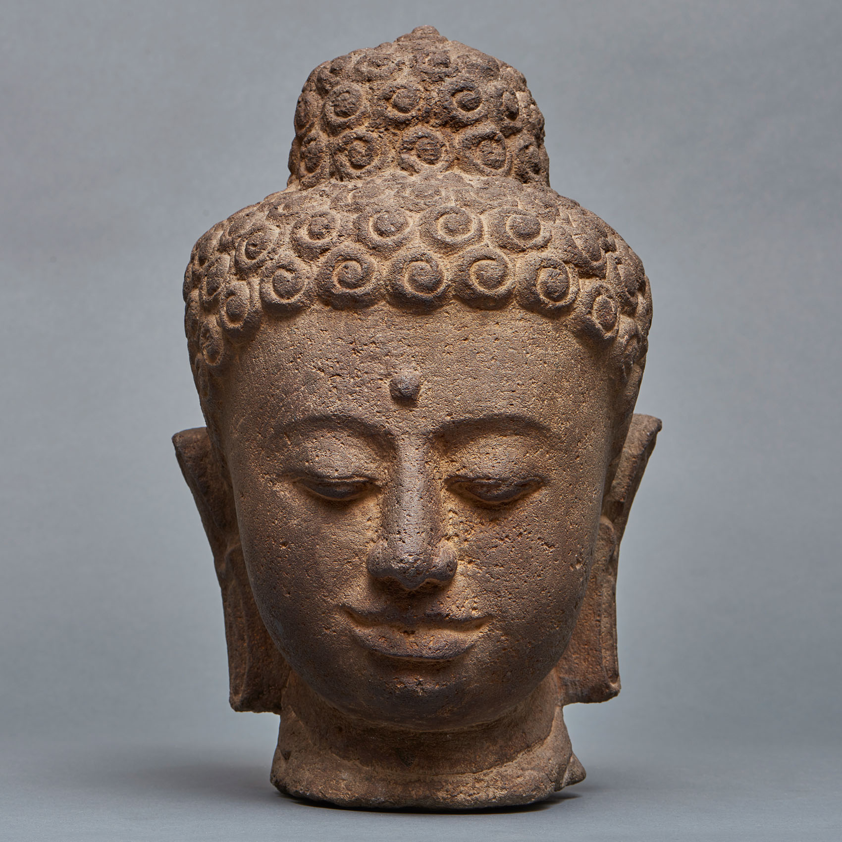 Stone head of a Buddha – Van Hier tot Tokio