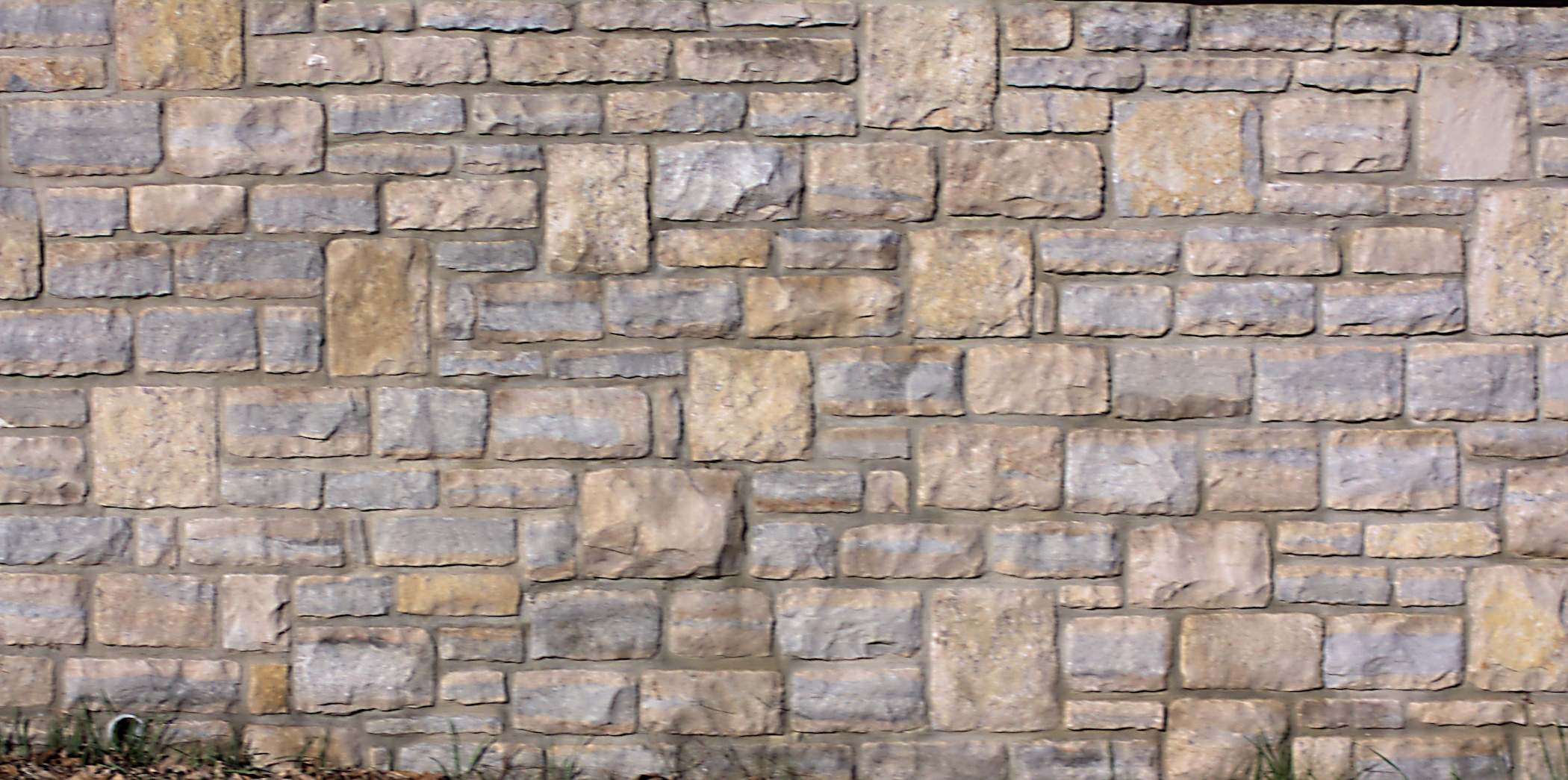 Стена из каменных блоков