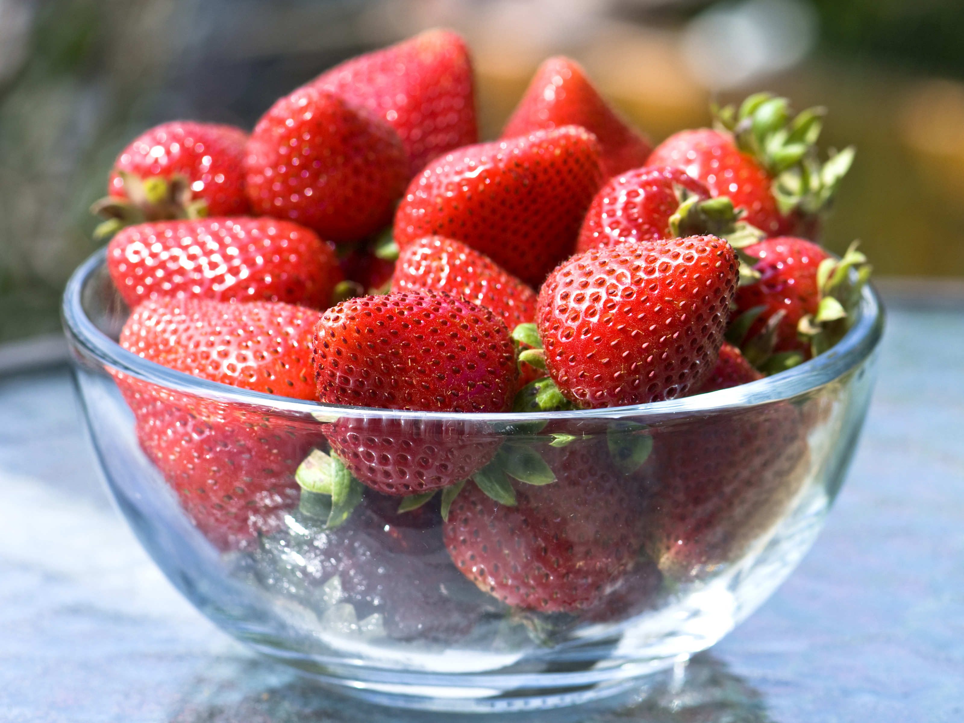 Strawberries in a Bowl widescreen wallpaper | Wide-Wallpapers.NET