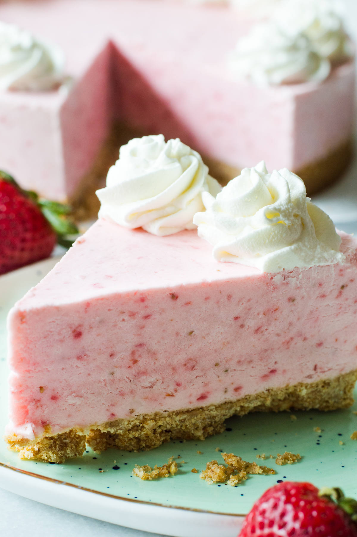 Strawberry Frozen Yogurt Pie | The Recipe Critic