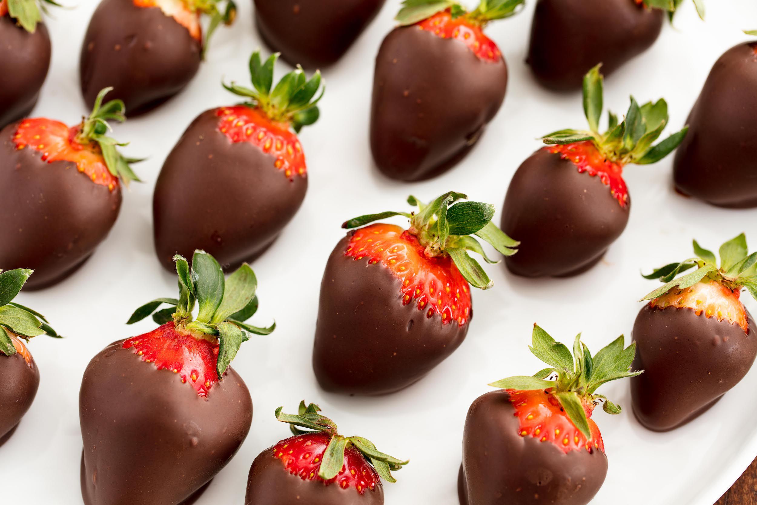 How to Make Chocolate Covered Strawberries - Easy Recipe for ...