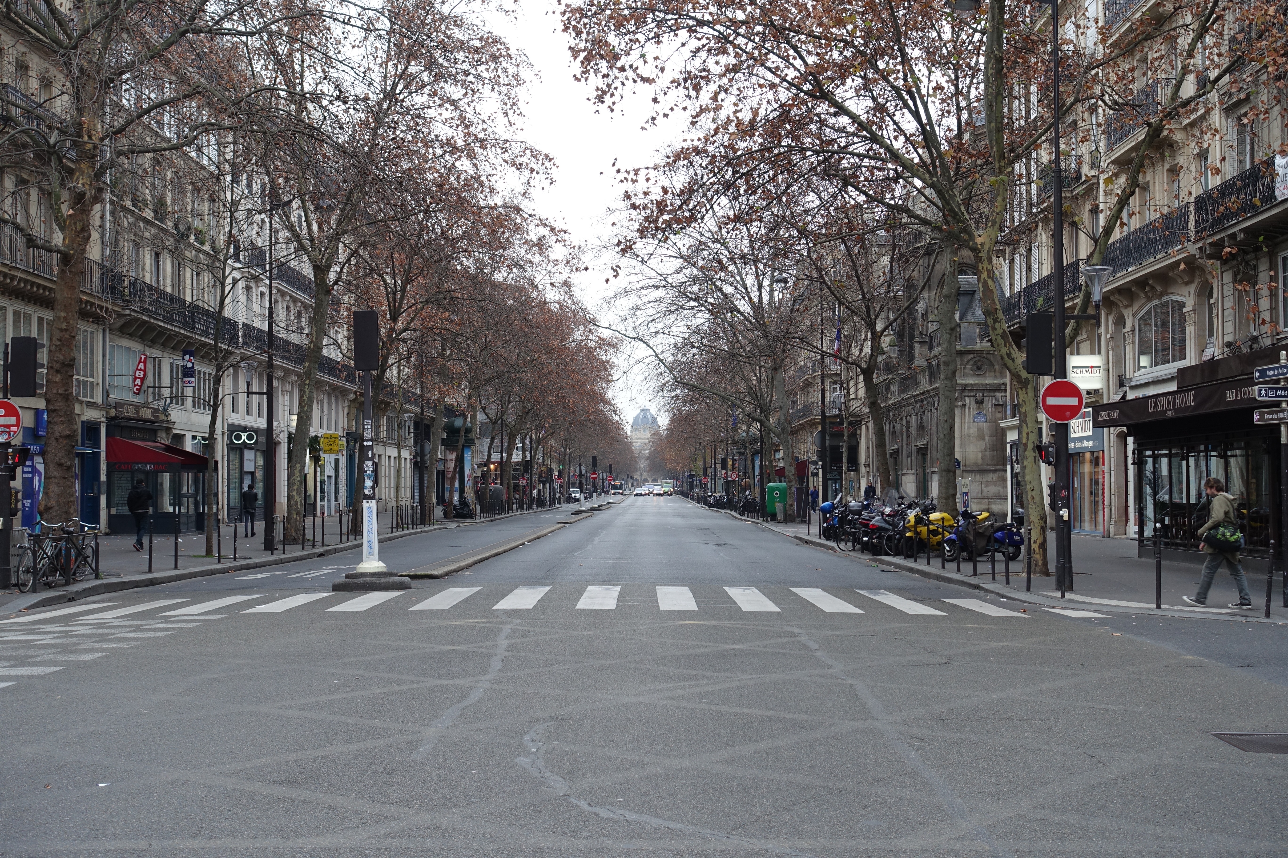 File:Empty street, Boulevard de Sébastopol, Paris 1 January 2016.jpg ...
