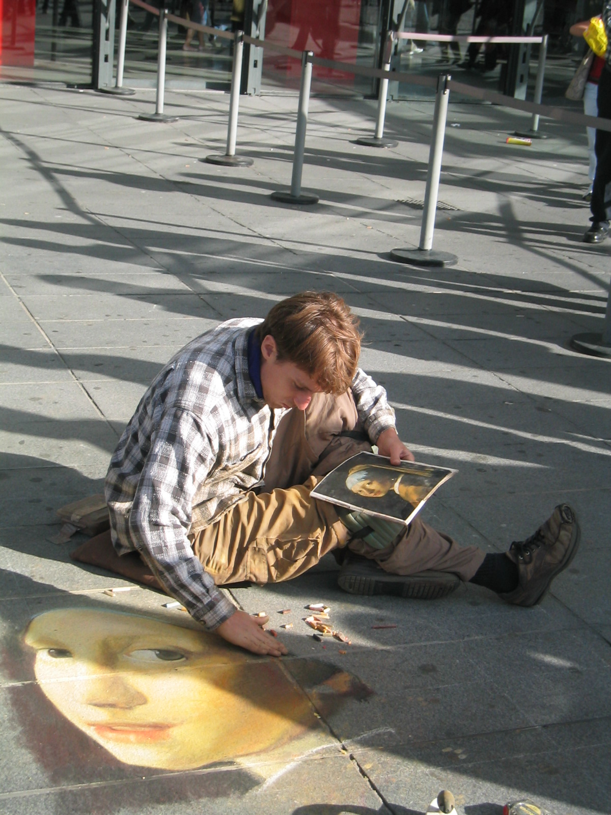 File:Street artist Centre Pompidou.jpg - Wikimedia Commons
