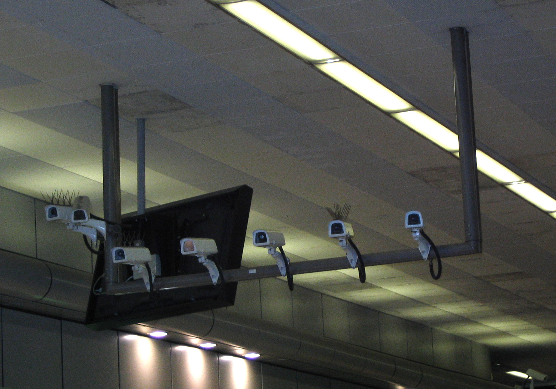 File:Security cameras 7 count birmingham new street station.jpg ...