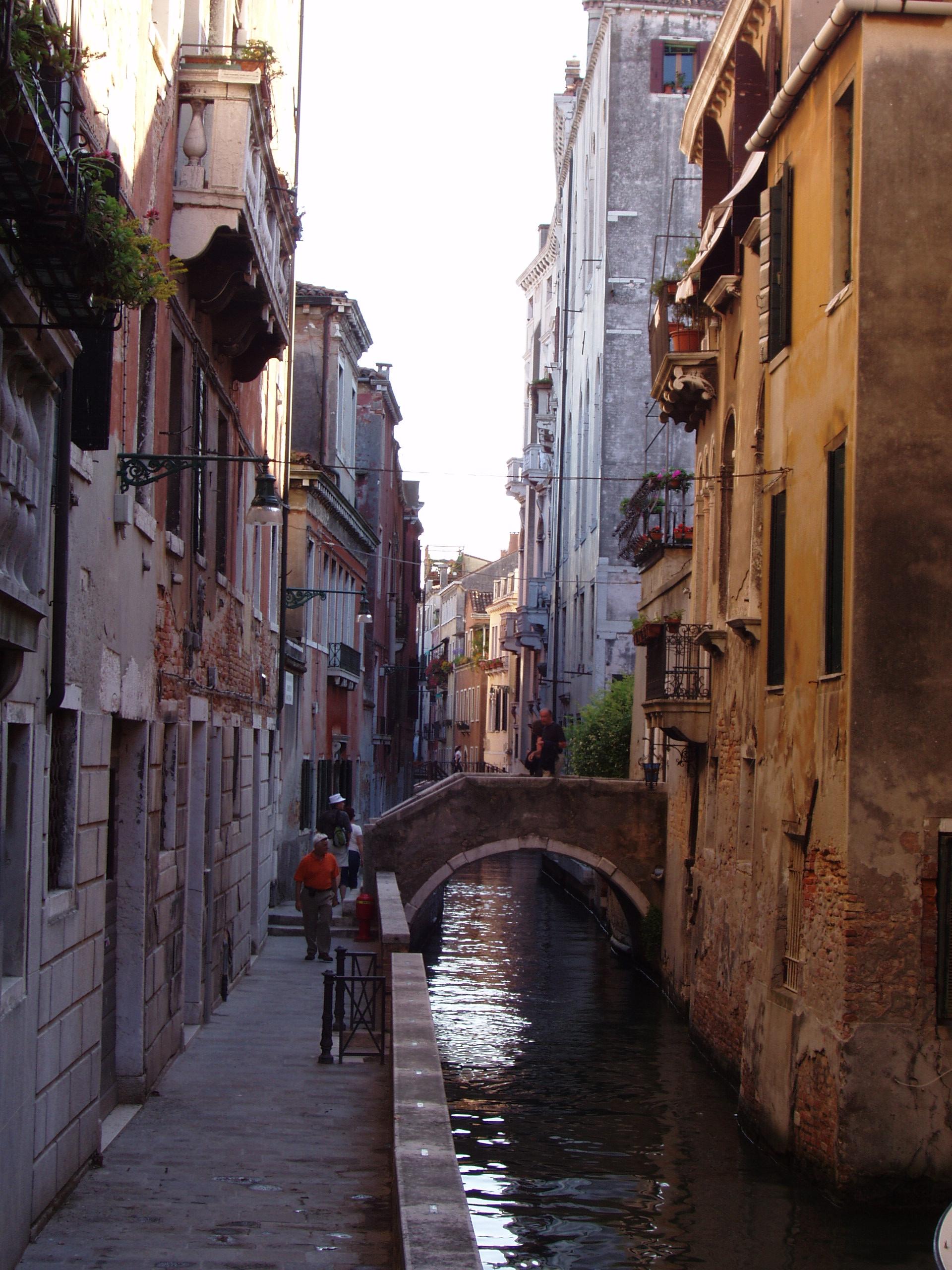 File:Venice Street and Canal.jpg - Wikimedia Commons