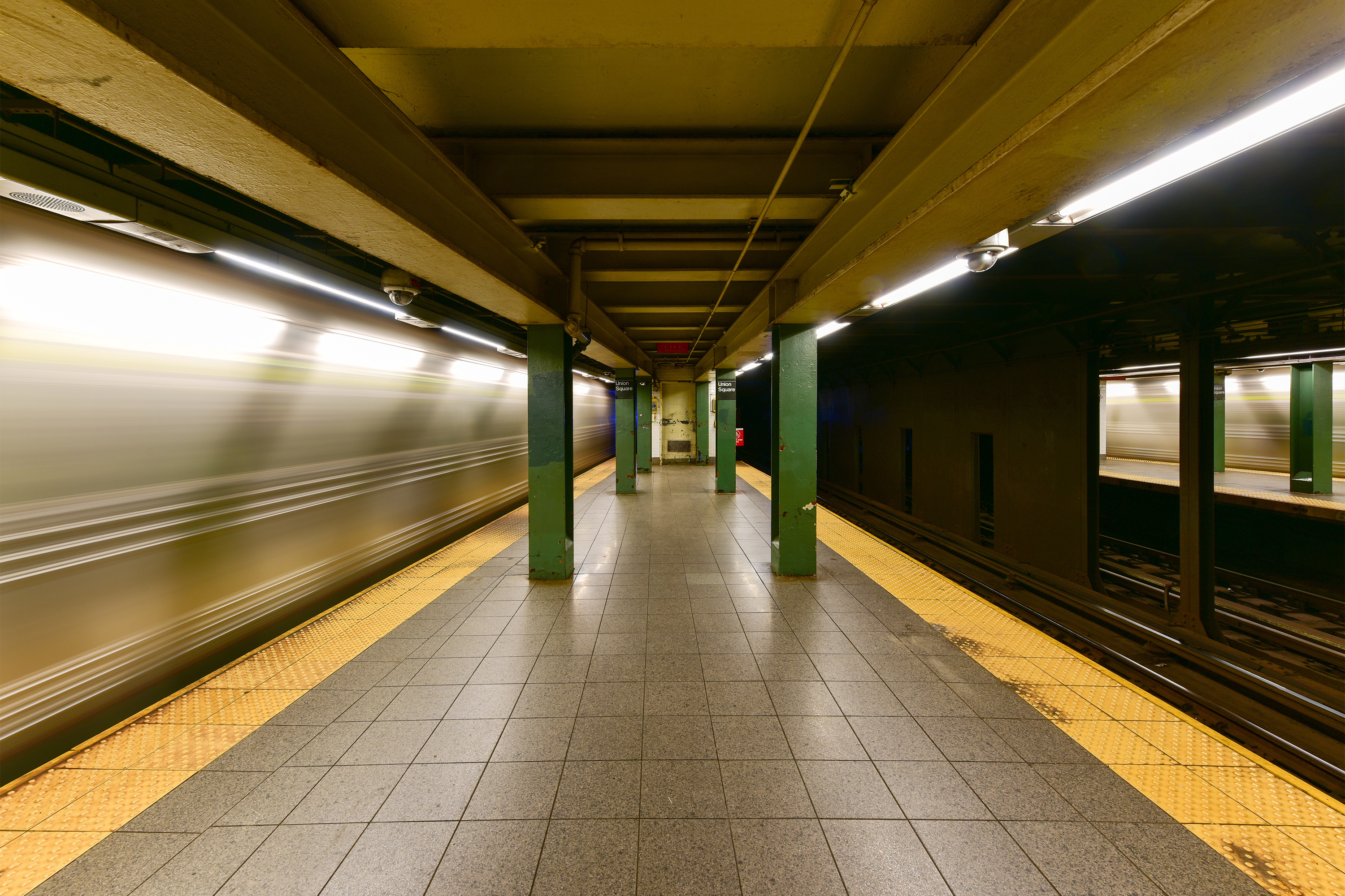 Man hanged himself in subway station