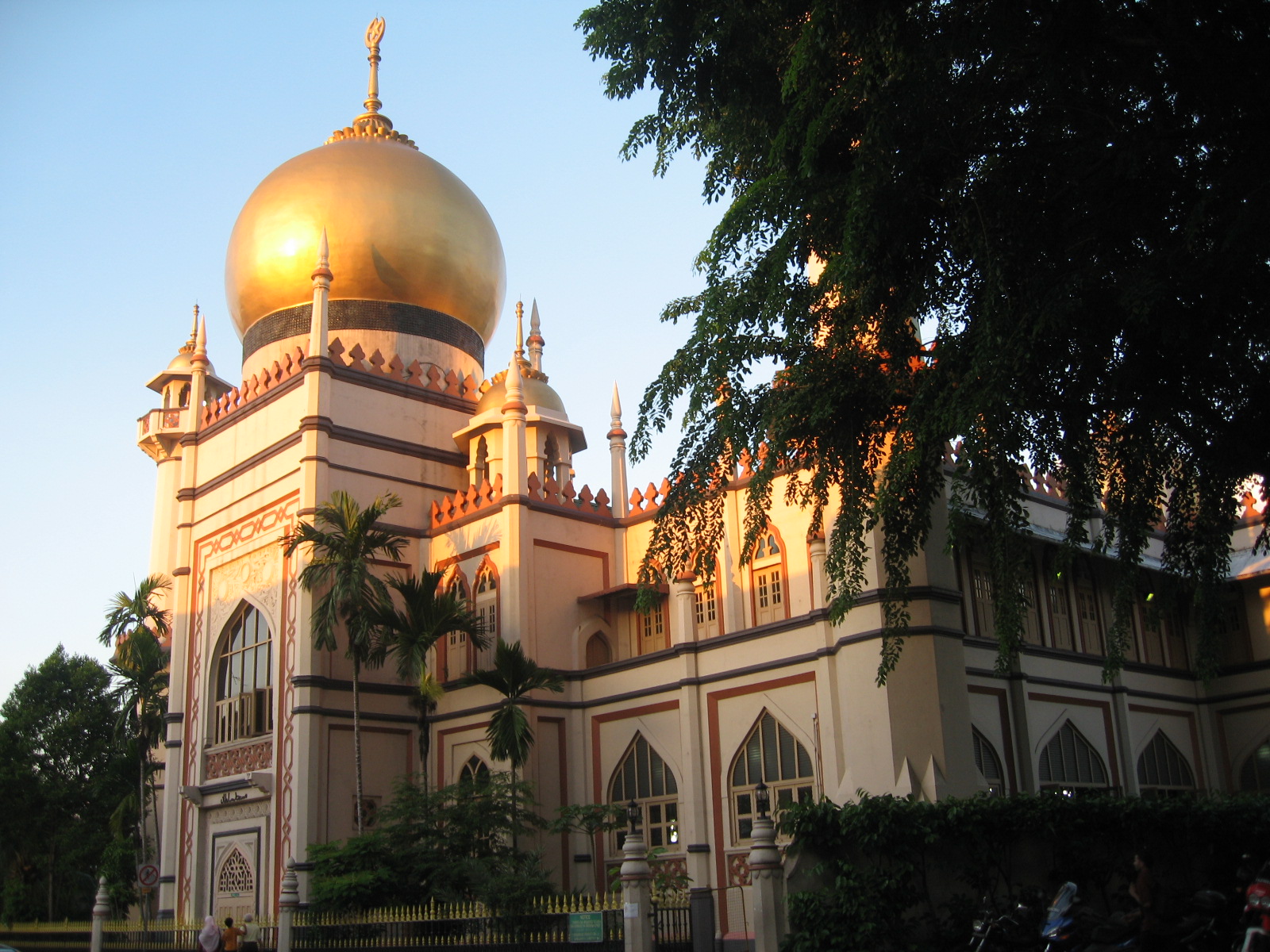 Worshipers at Sultan Mosque asked to leave because Minister was ...