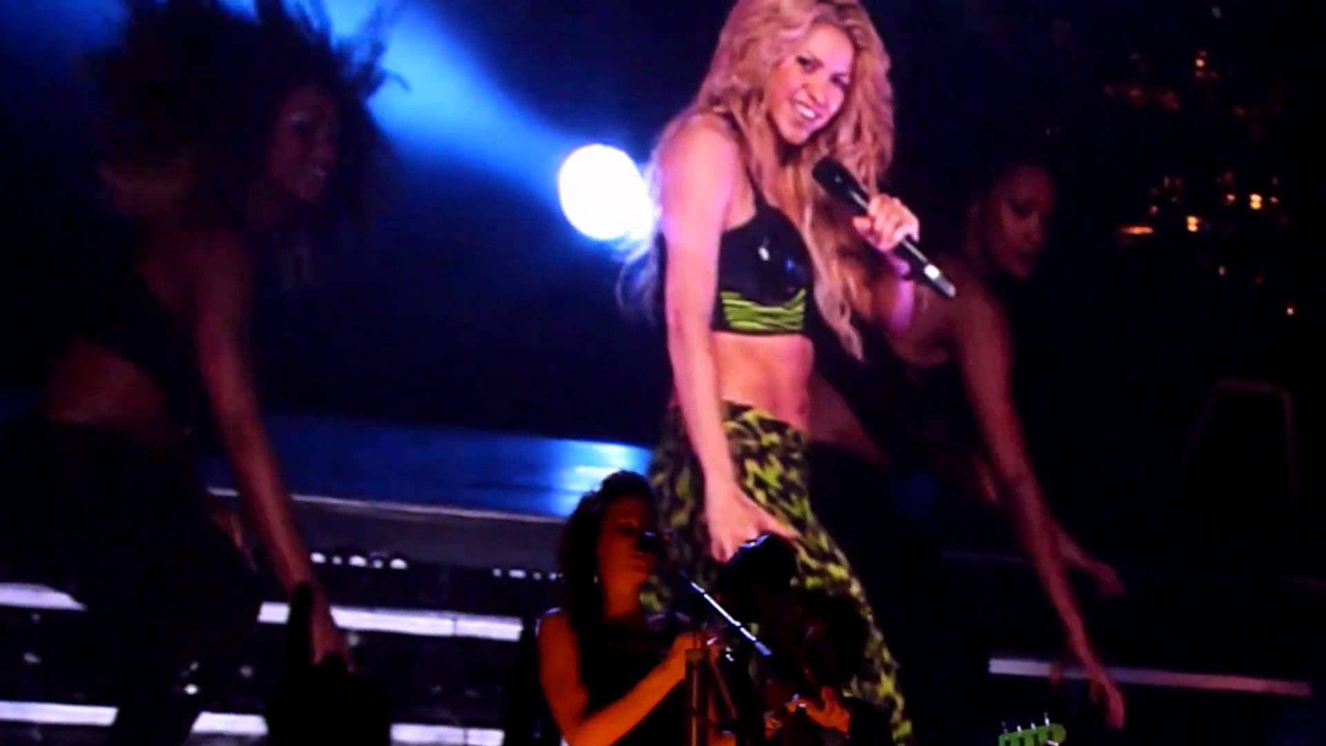 Shakira - The Sun Comes Out Tour 2011 - She Wolf MultiAngle Fanmade ...