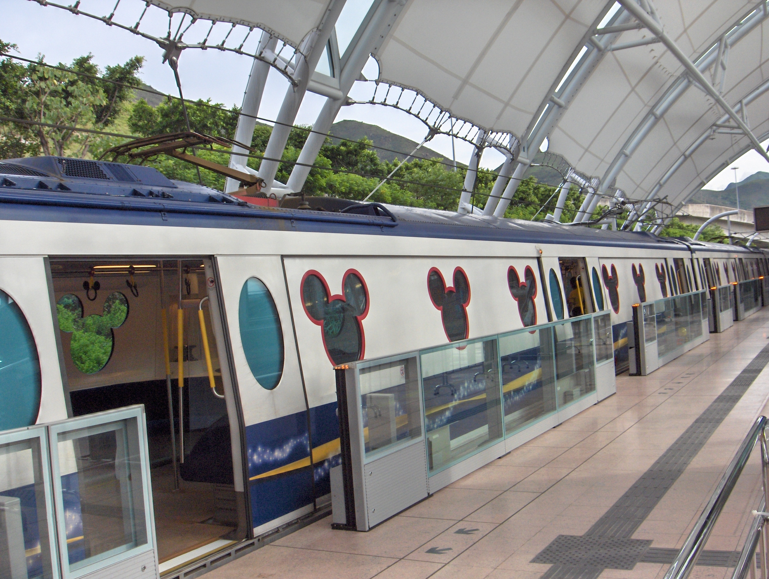 File:HK MTR DisneyResortLine Sunny Bay platform trains.JPG ...