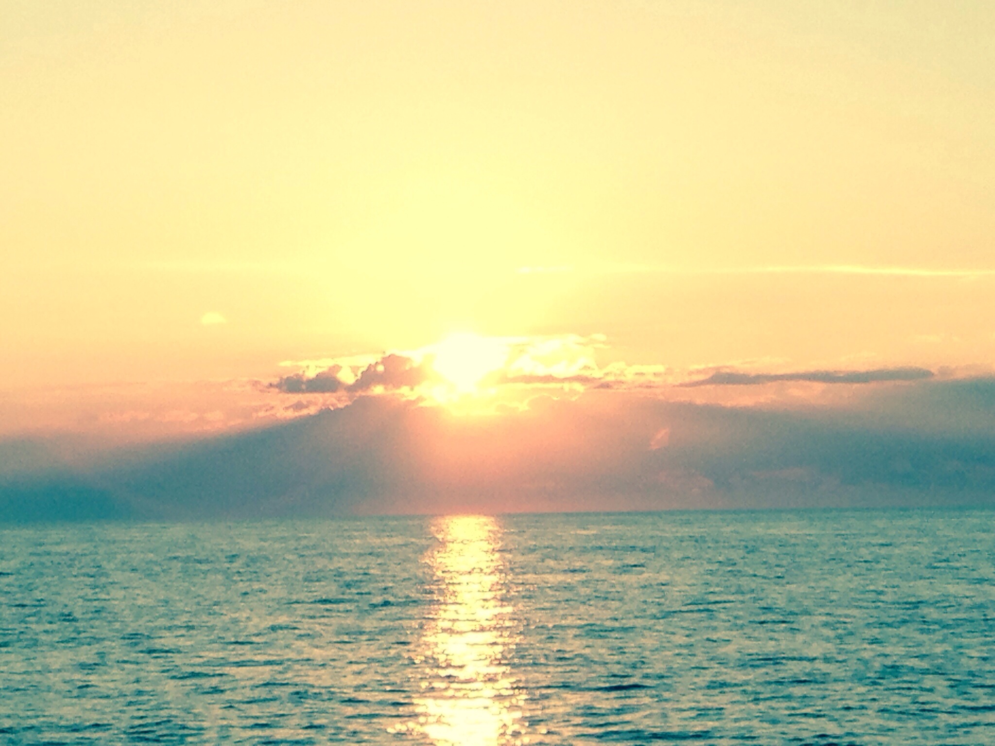 A spectacular sea sunrise | eyehearttravel