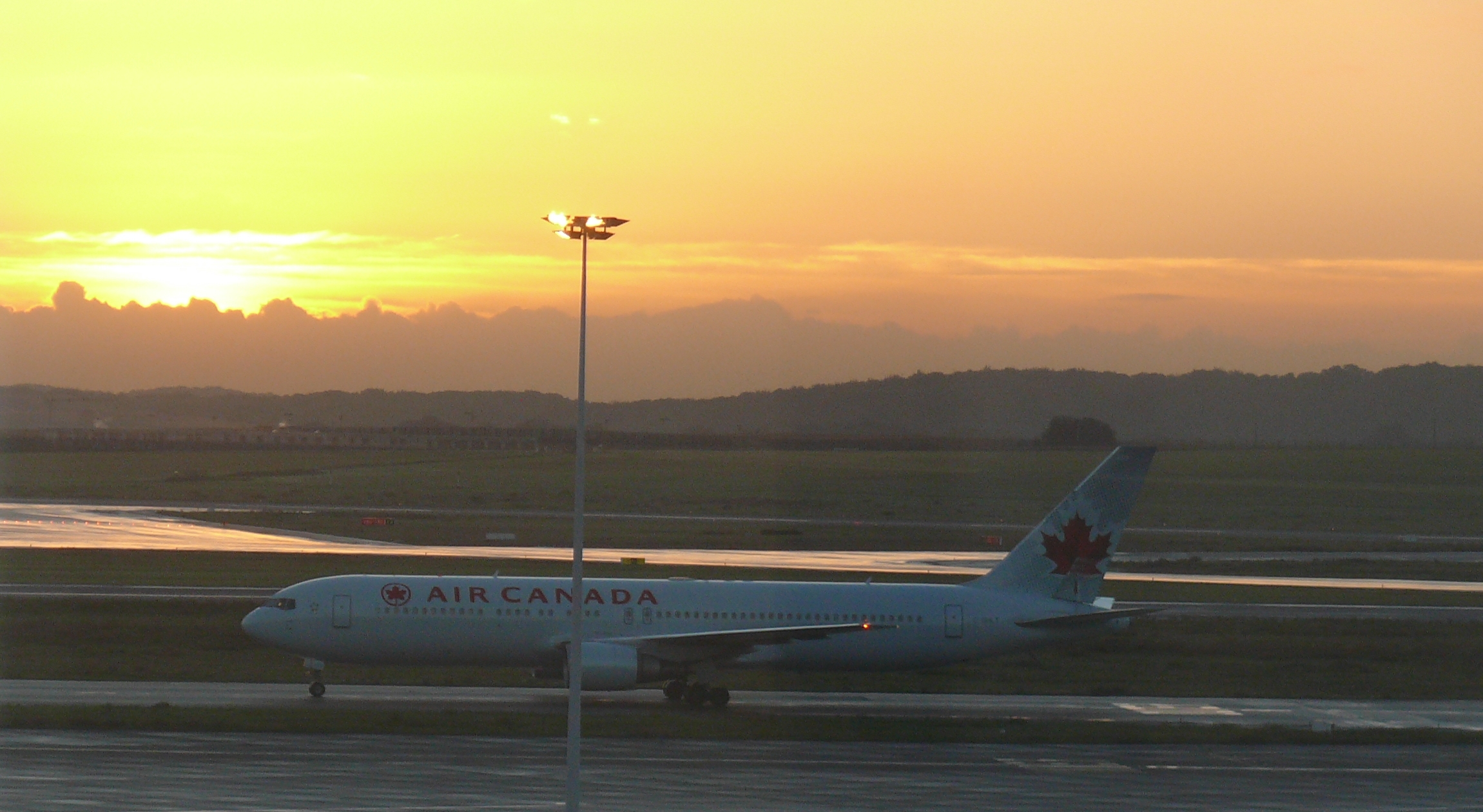 File:Brussels airport air canada sunrise 2.JPG - Wikimedia Commons