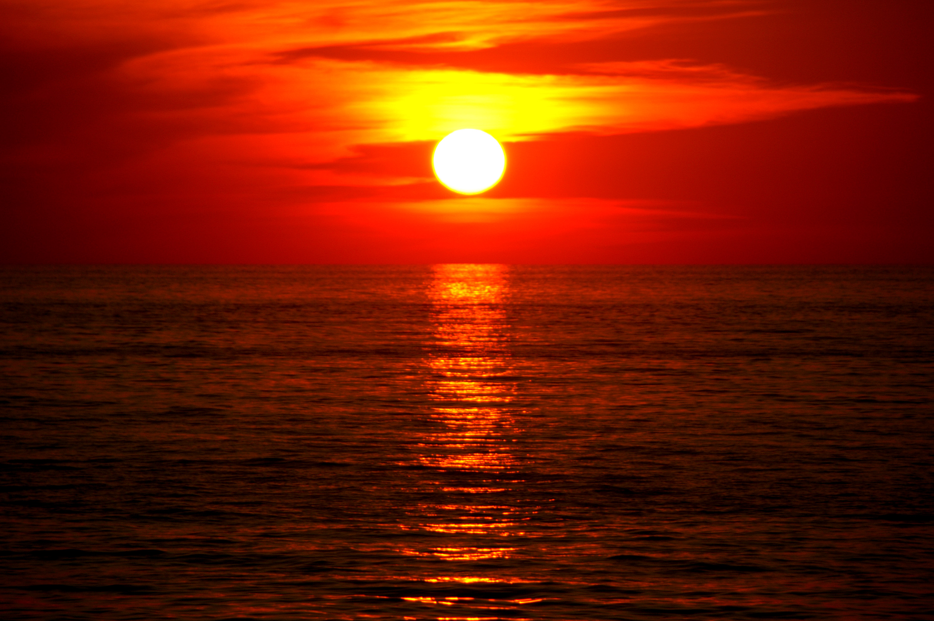 Солнце заходило красно. Закат. Закат на море. Красный закат. Красный закат на море.