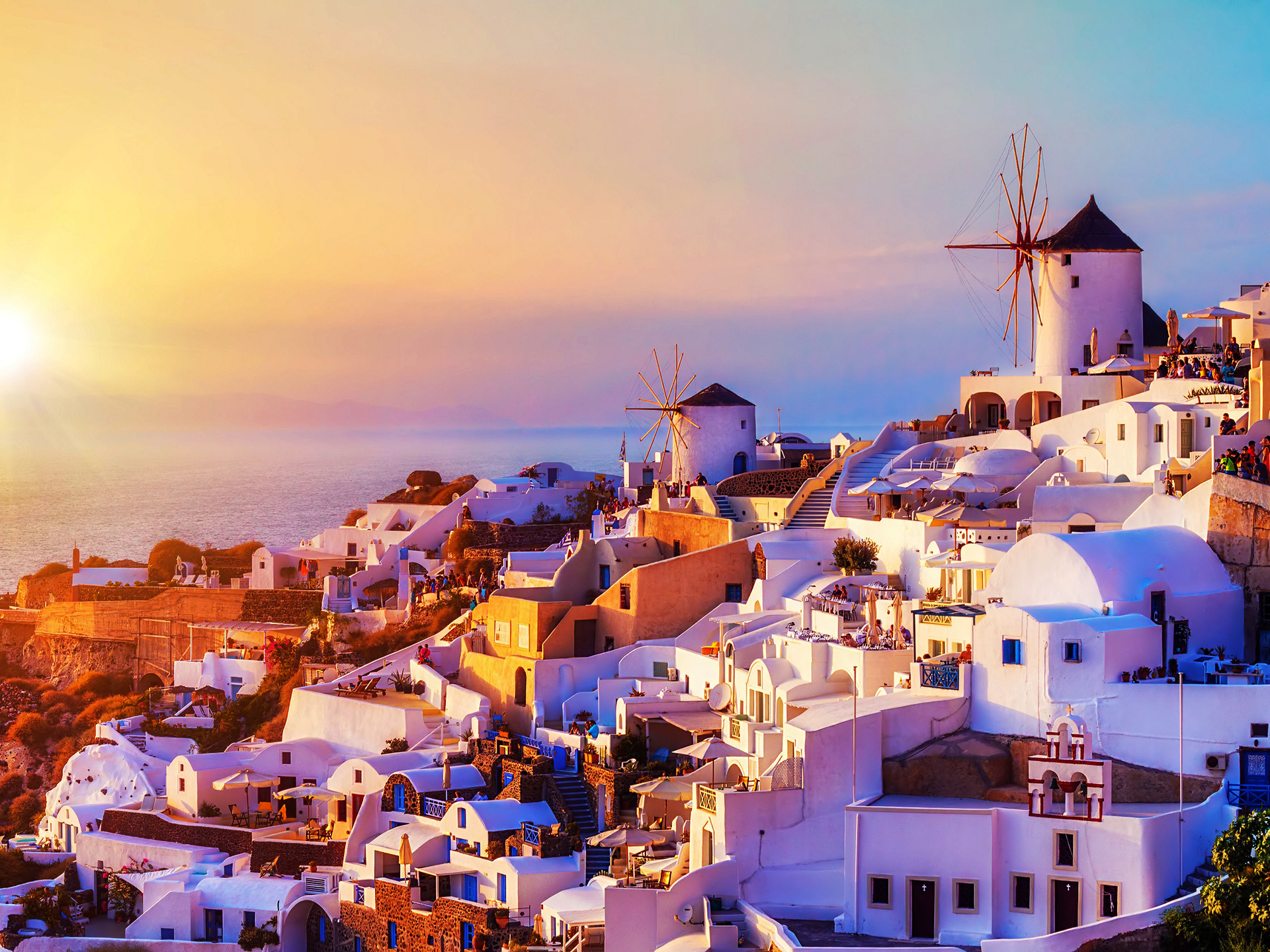 The spectacular sunset over the Oia village in Santorini, Greece ...