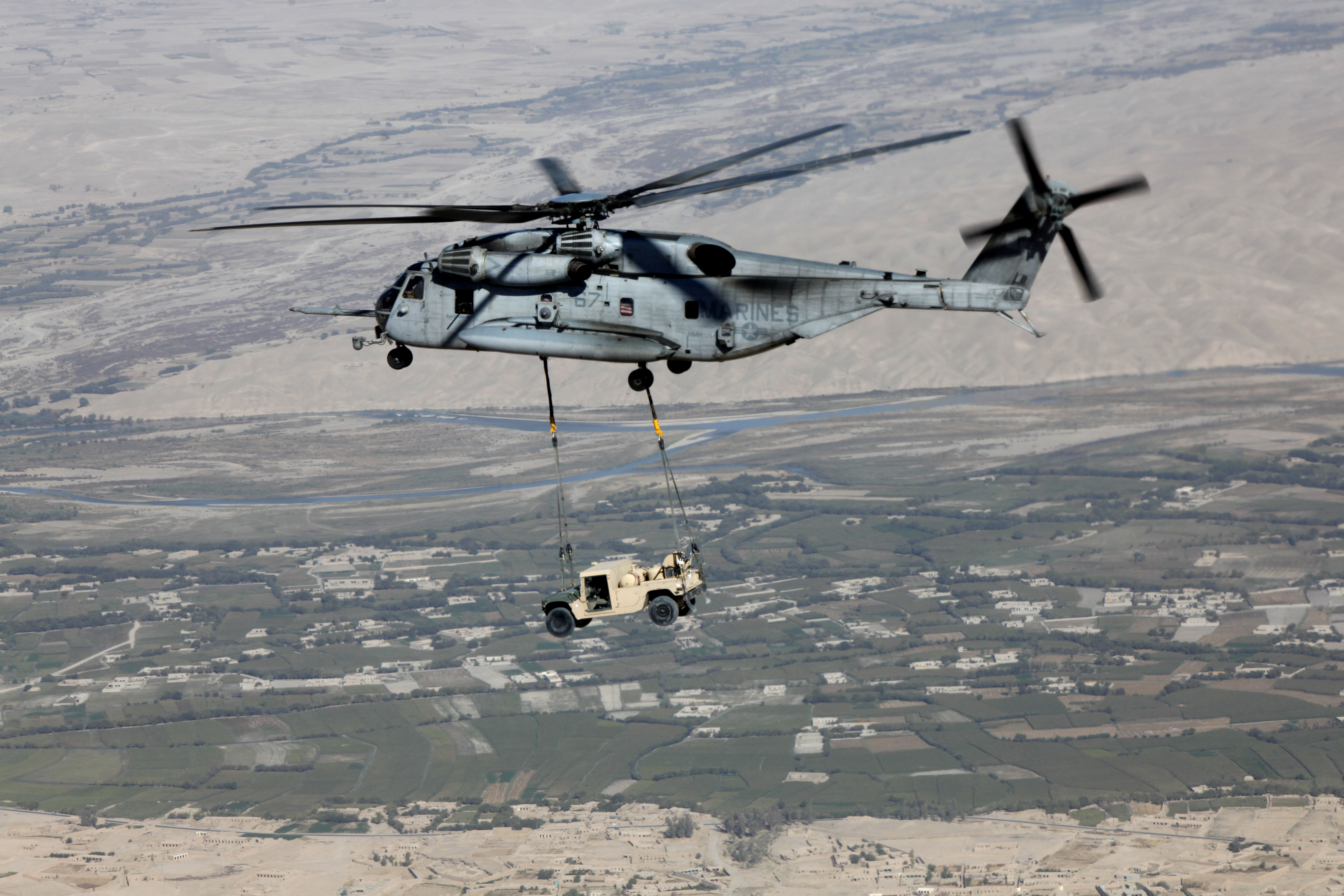 File:A U.S. Marine Corps CH-53E Super Stallion helicopter assigned ...