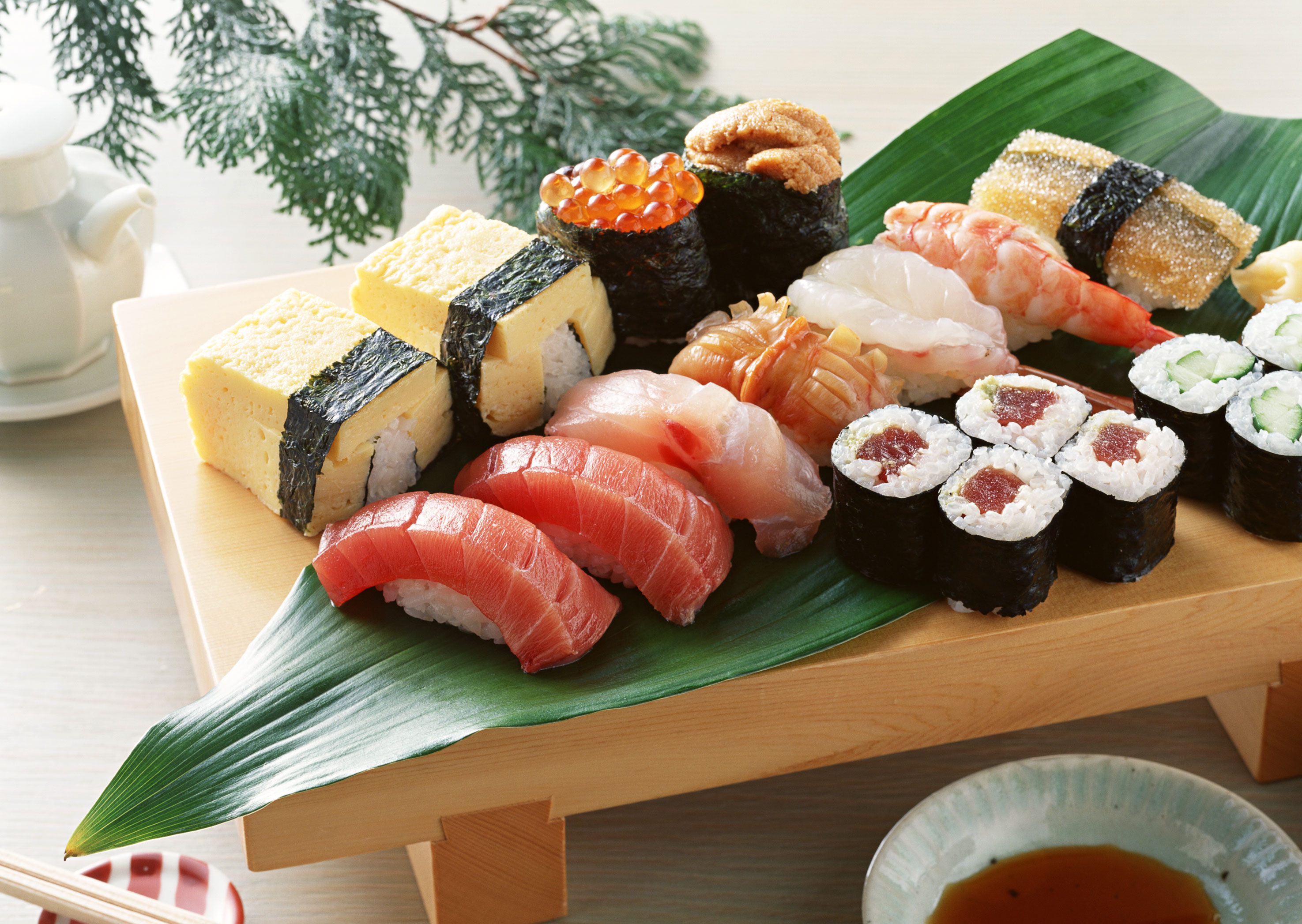 Суши хвойная. Японская кухня. Суши и роллы. Японская еда. Японская еда суши.