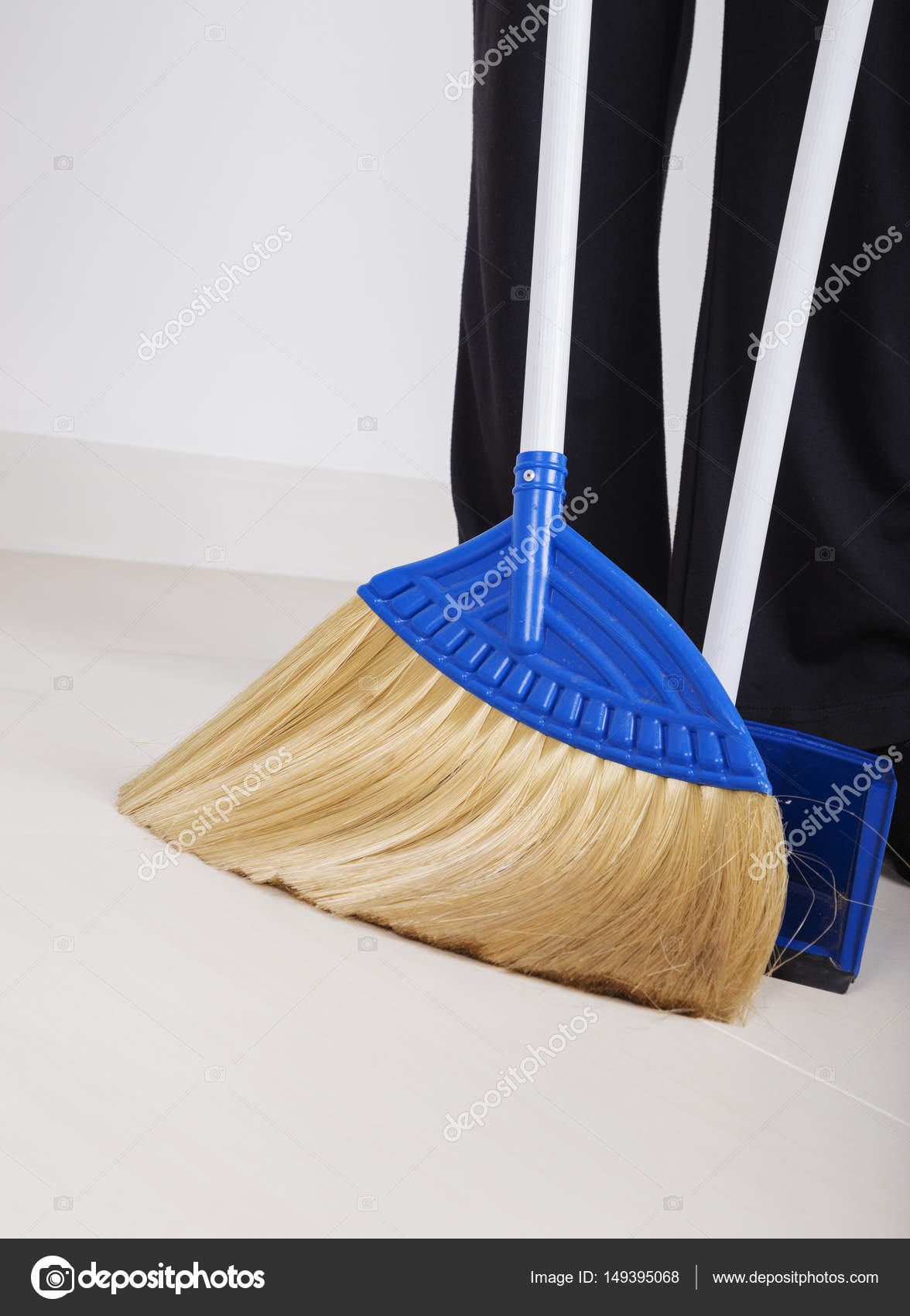 woman legs with broom and dustpan sweeping floor — Stock Photo ...