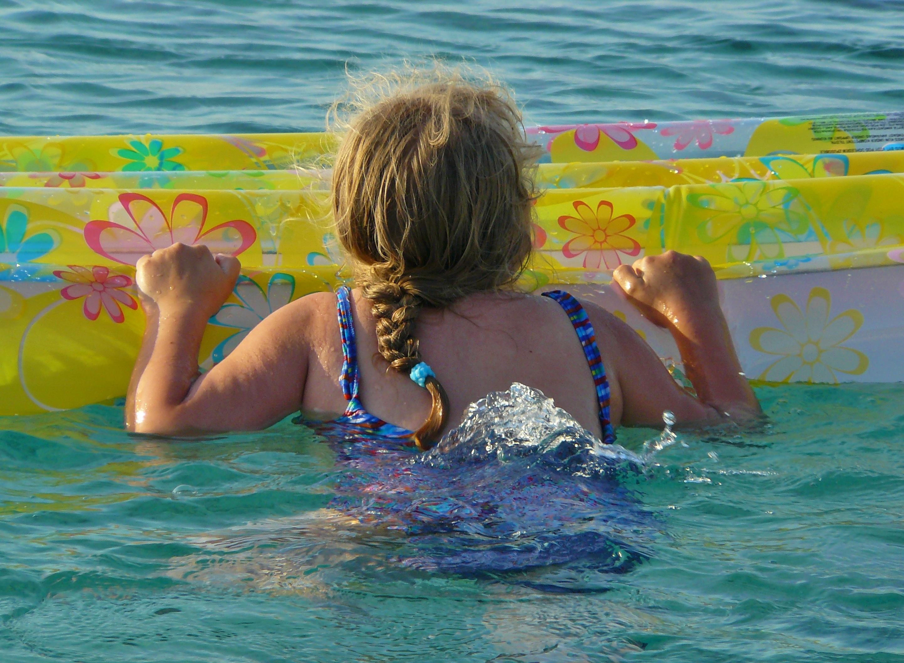 Девочка купается купальник. Девочка купается в море. На пляже купание. Дети купаются в море. Дети на море.