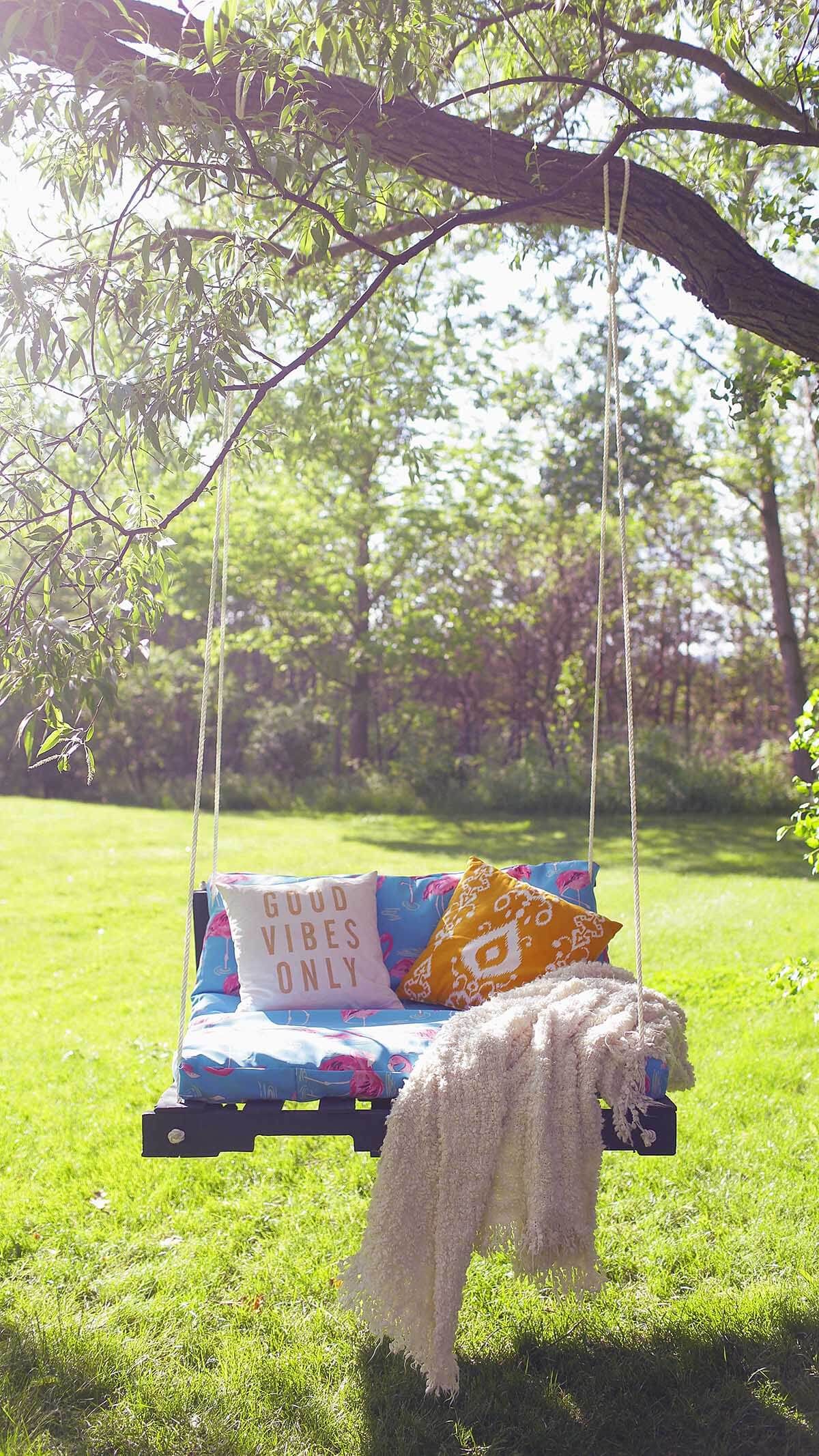 27 Stunning Outdoor Pallet Furniture Ideas You'll Love | Swings ...