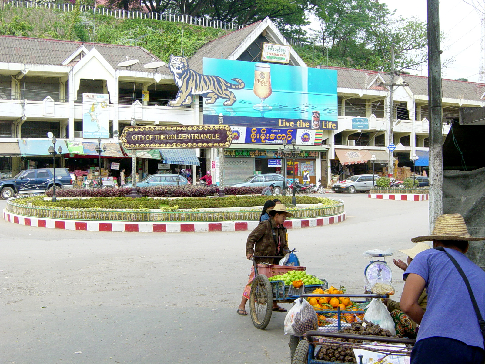 File:Tachileik entrance, Myanmar.jpg - Wikimedia Commons