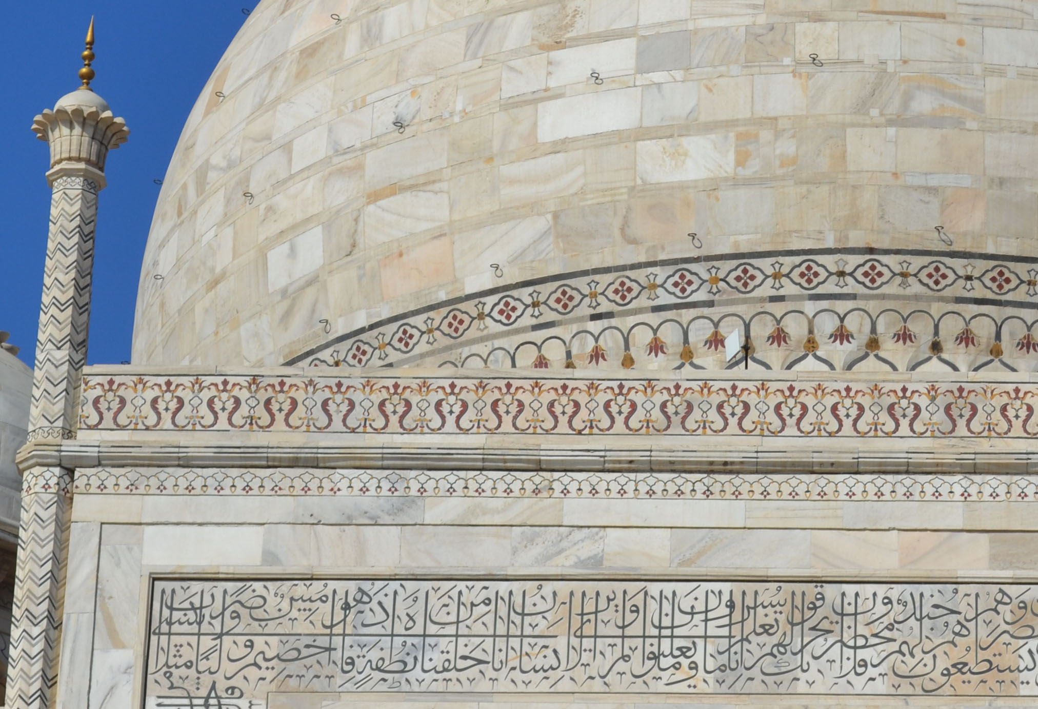 File:A close up view of the Taj Mahal's dome and the platform ...