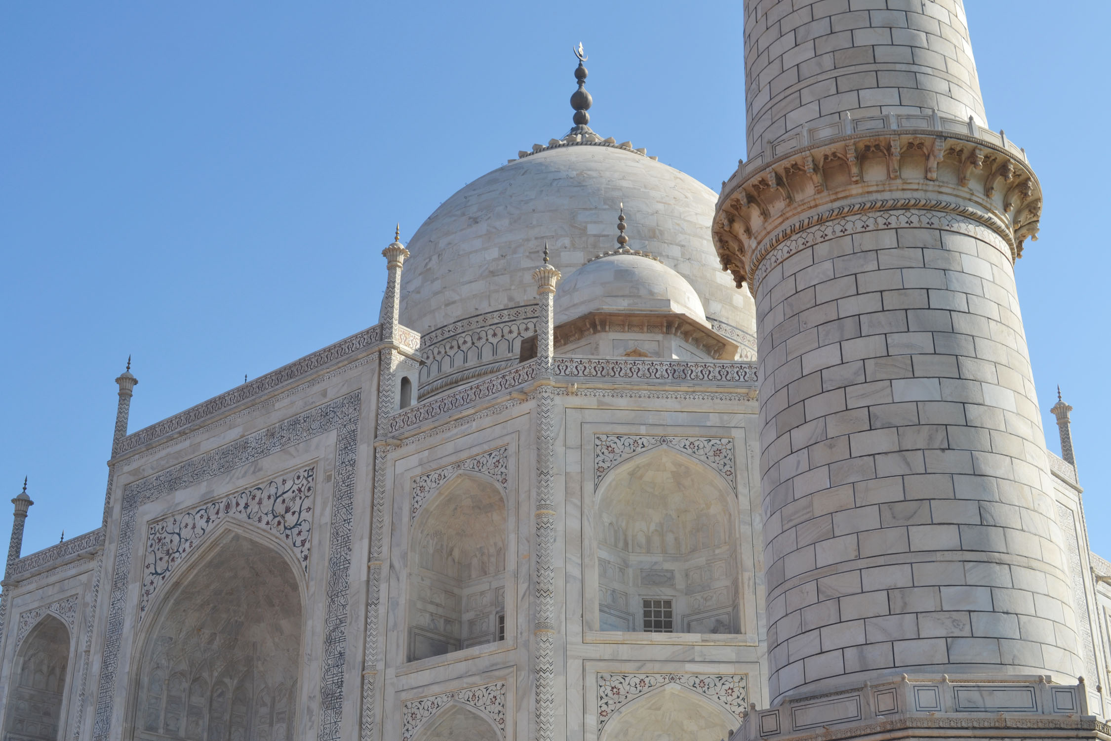 File:One of the Minaret along with the main dome of Taj Mahal. A ...