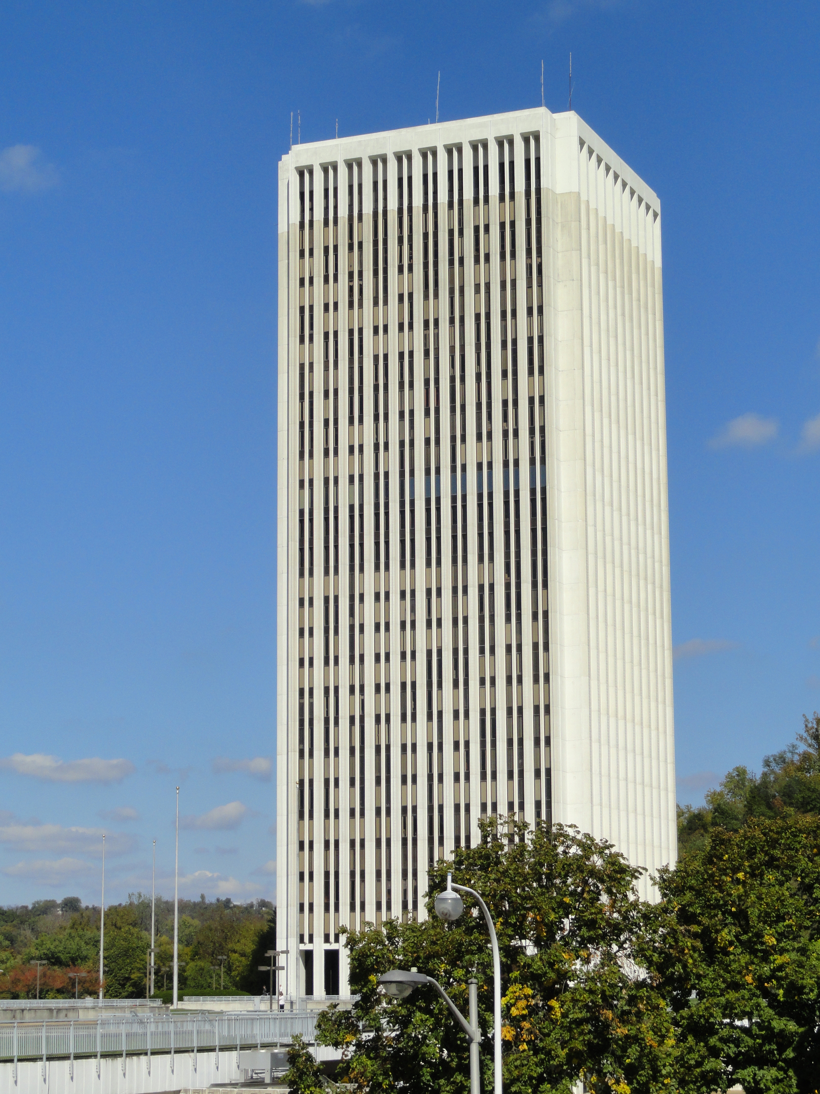 File:Capitol Plaza Office Tower - Frankfort, Kentucky - DSC09303.JPG ...