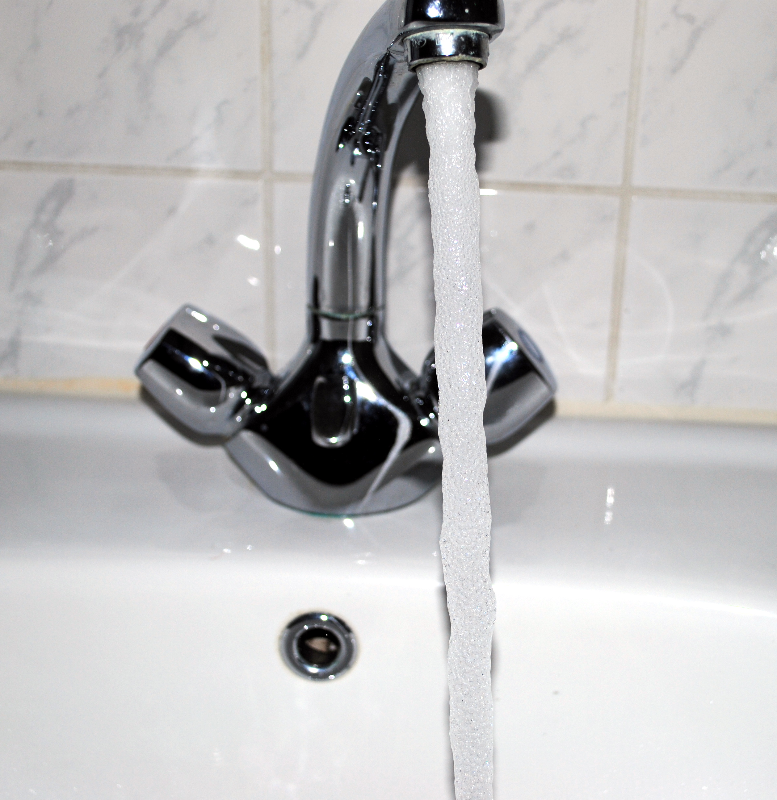 File:Aerated tap water.jpg - Wikimedia Commons