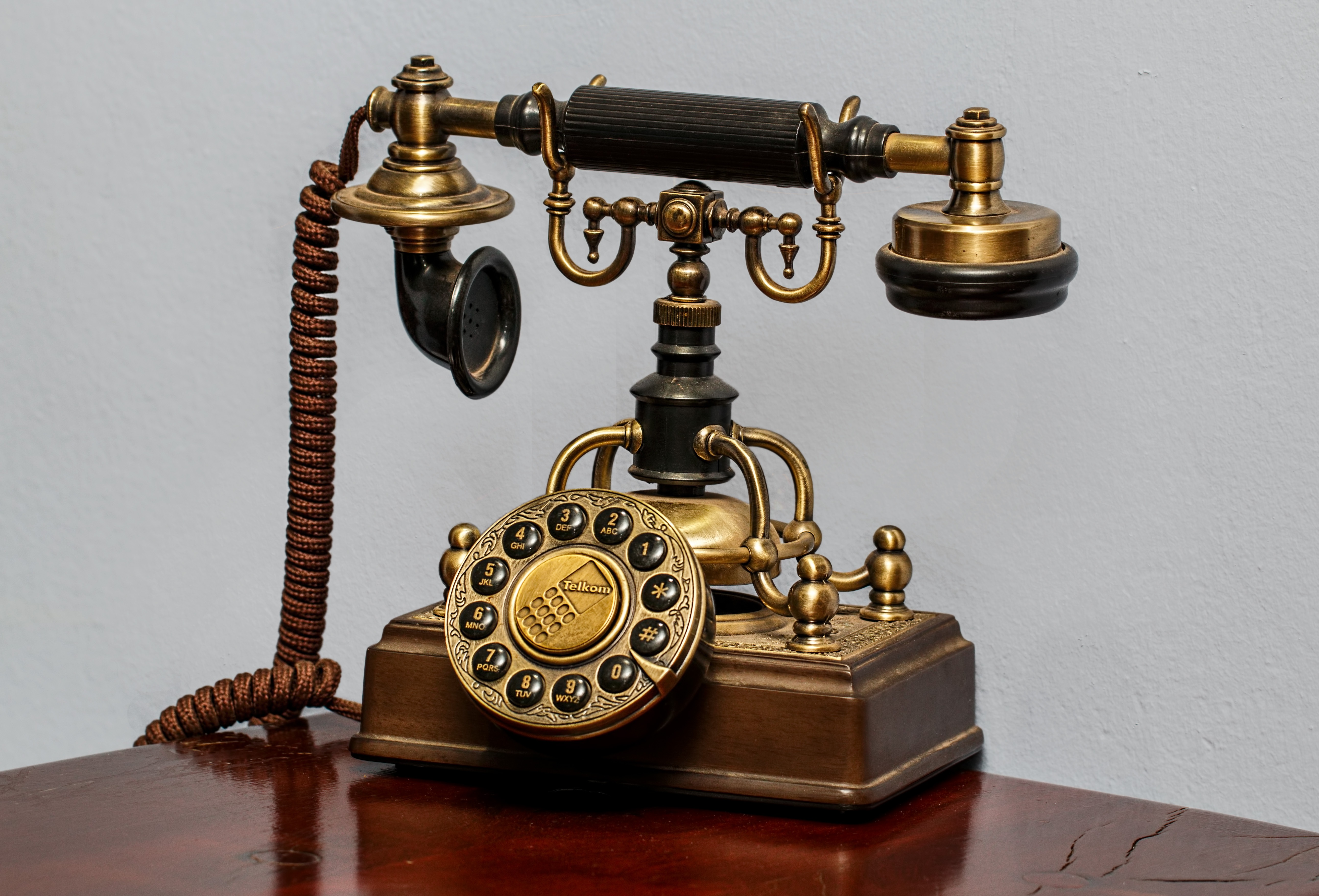 День телефона картинки. Старинный телефонный аппарат. Старый телефон. Первый телефонный аппарат. Древний телефон.