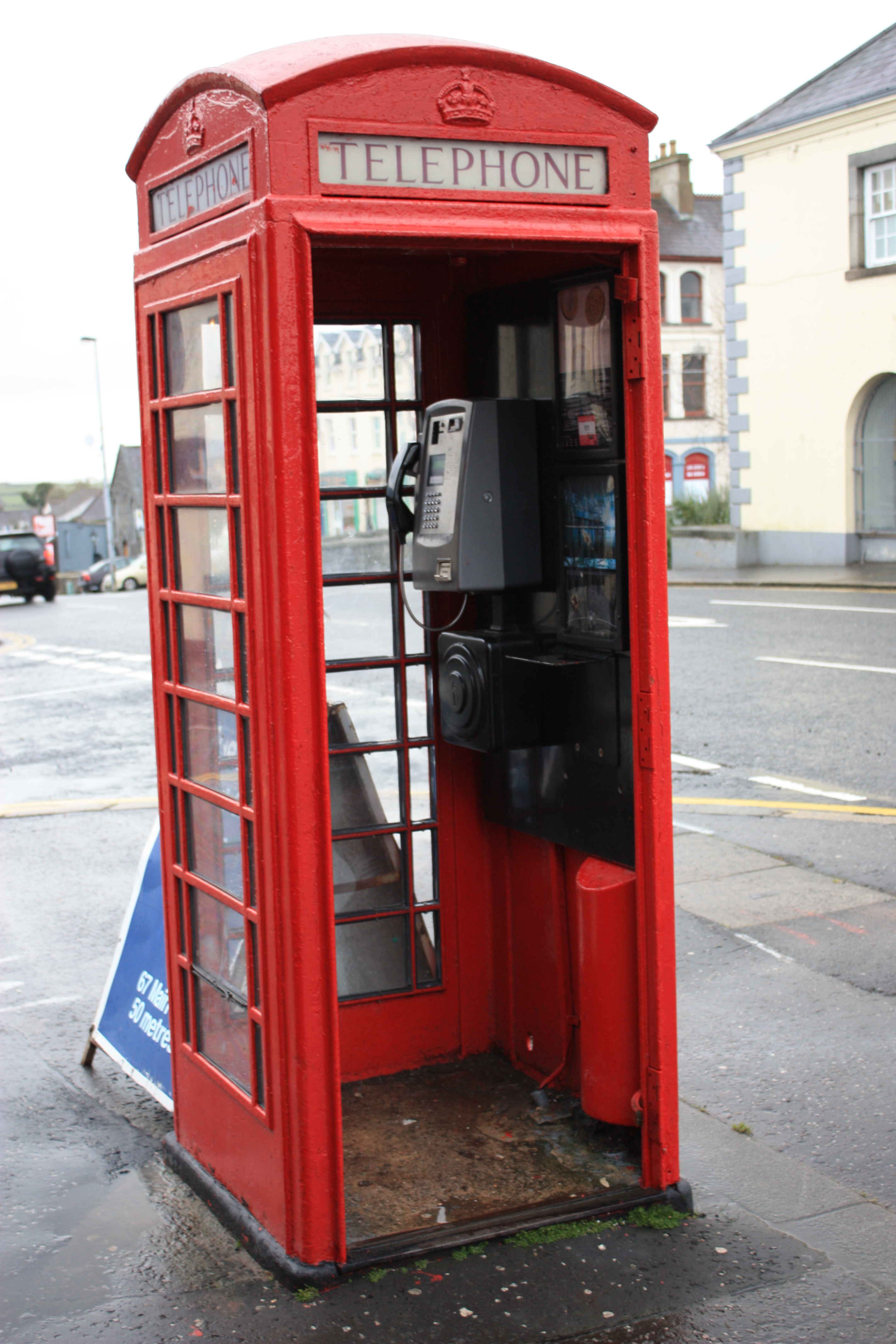 Почему телефон на улице. Телефонная будка. Телефонная кабинка. Кабинка с телефоном. Телефонная будка Англия.