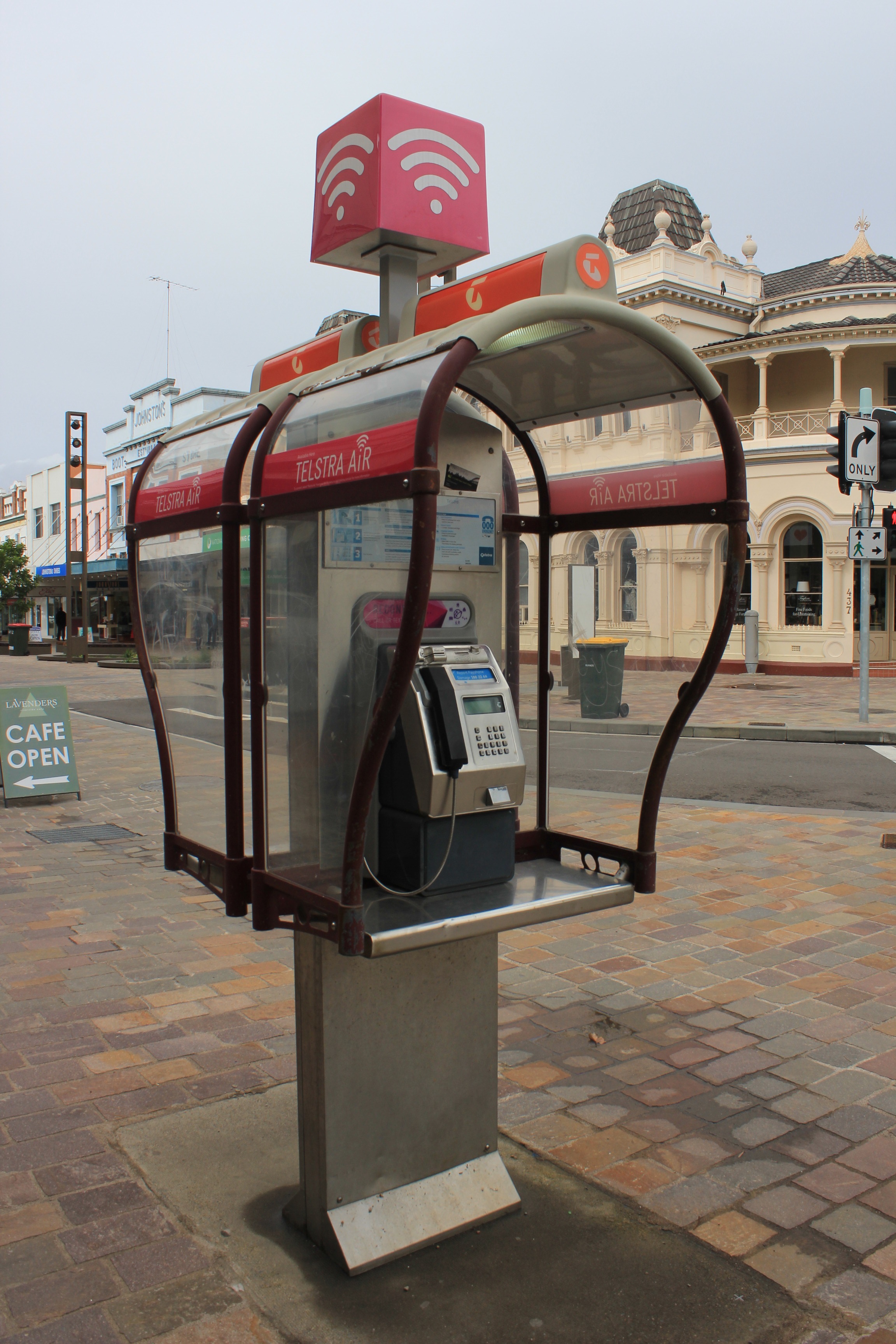 Telephone booth - Wikipedia
