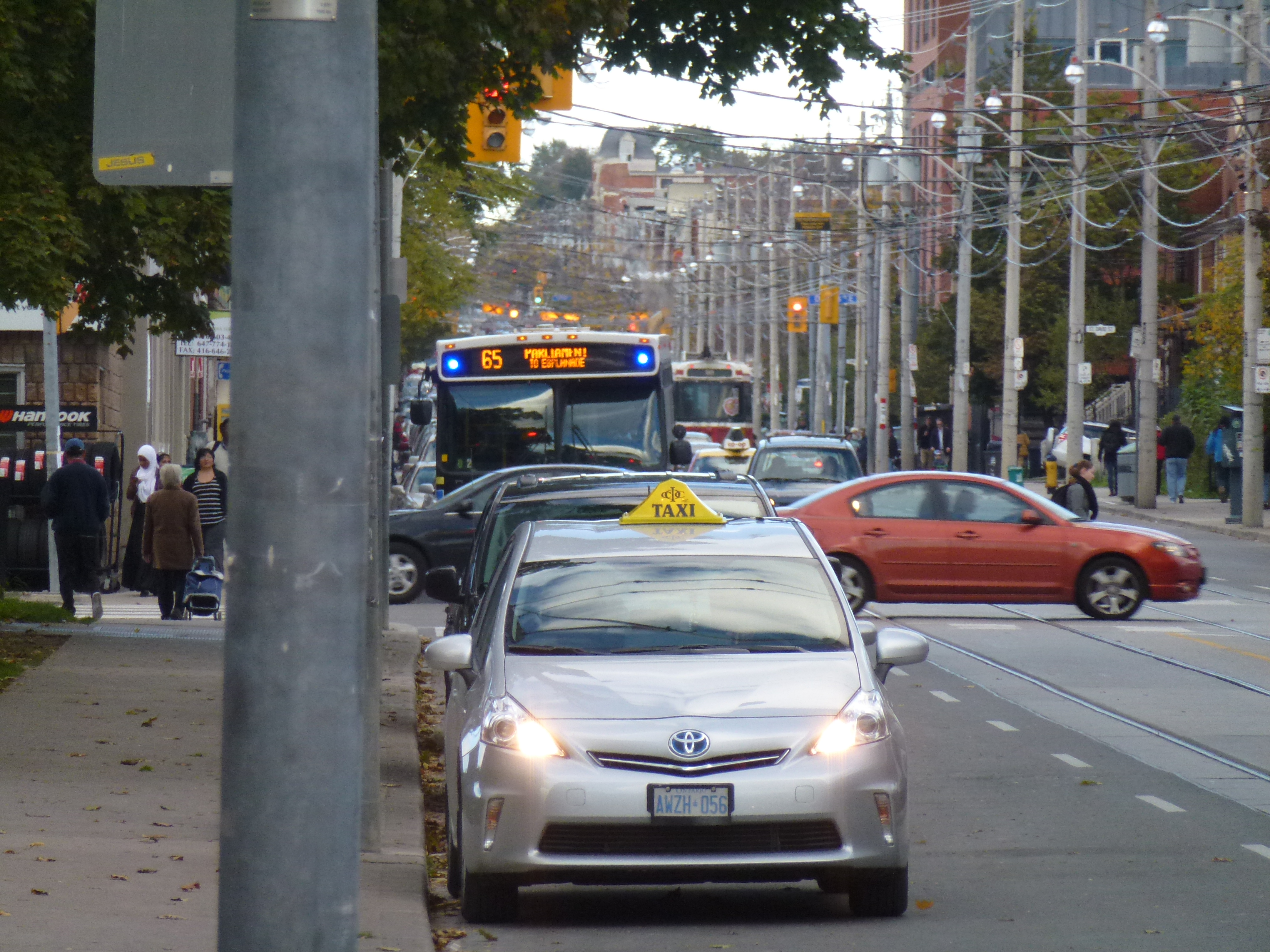 Telephoto of bus on parliament, 2013 10 23 -a