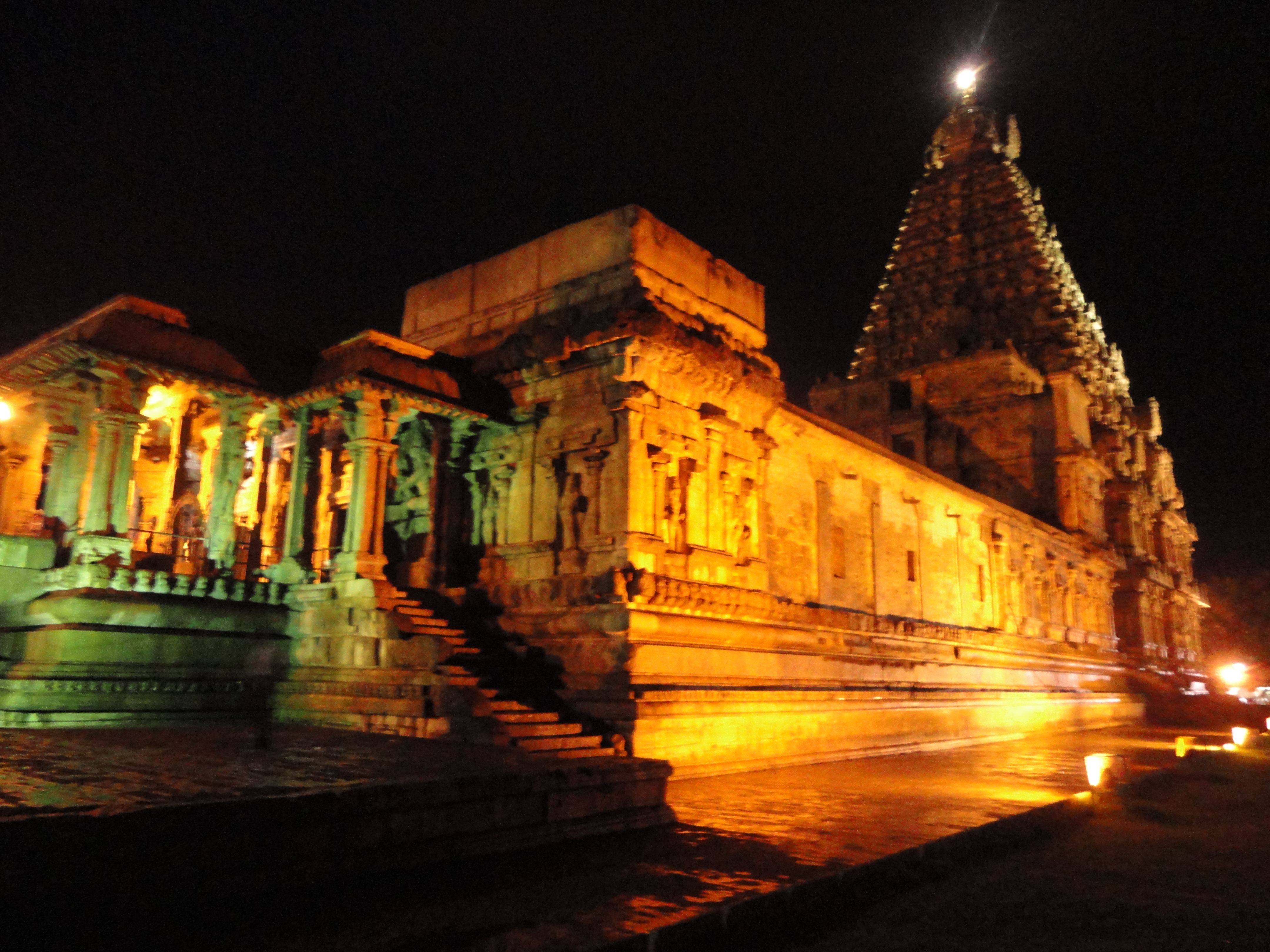 File:Late Night @ Thanjavur Big temple.JPG - Wikimedia Commons